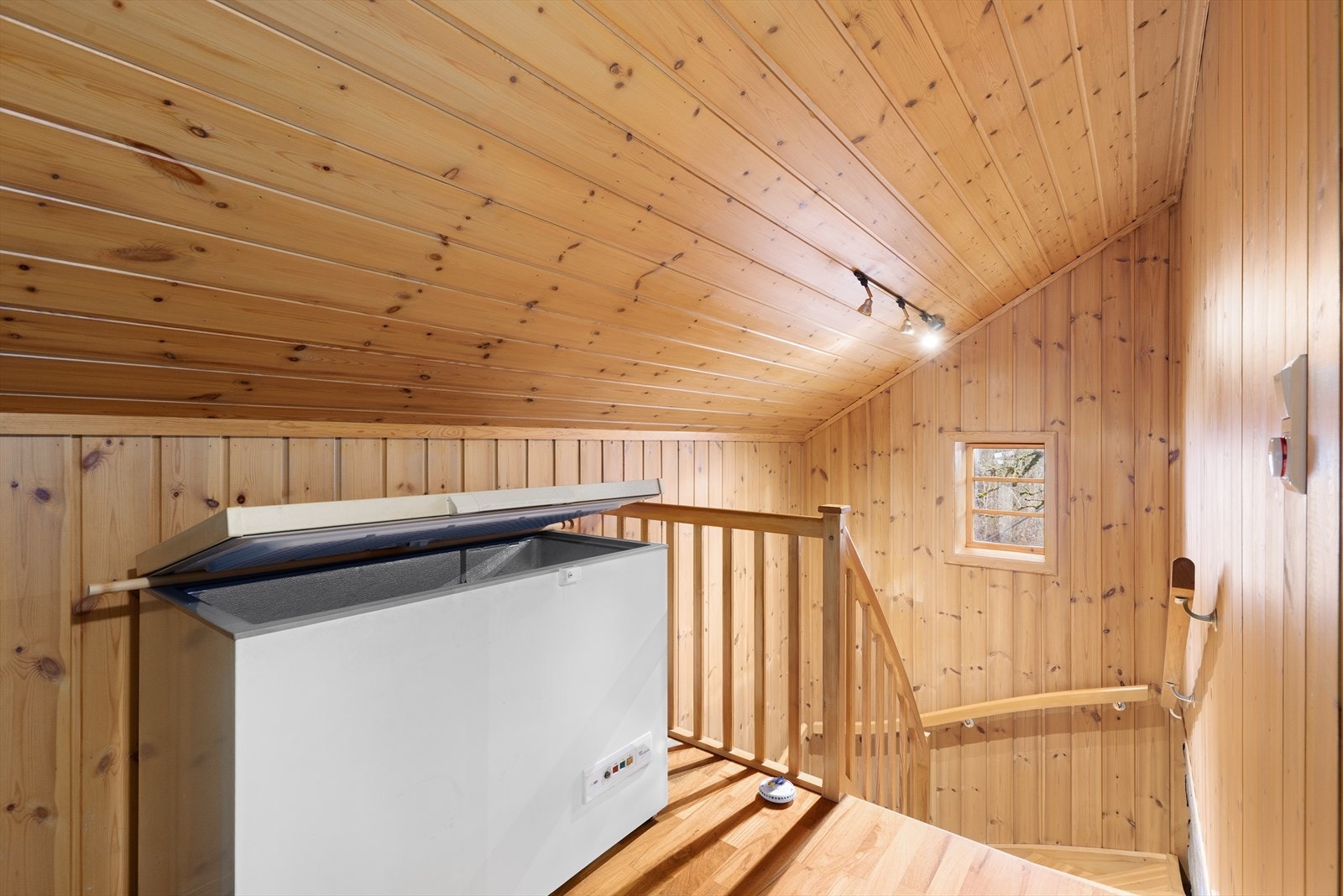 Boligen ble tilbygget og vesentlig oppusset i 1999, men fremstår i dag av eldre standard og med behov for vedlikehold og utskiftninger. Galleribilde