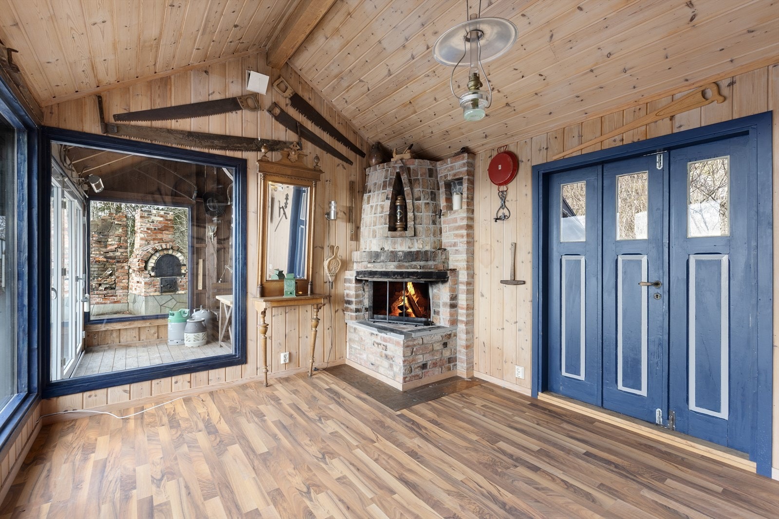 Mursteinspipe og åpen peis i isolert del av tilbygg. Bygningssakkyndige bemerker at det er påvist betydelige sprekker i pipe. Galleribilde