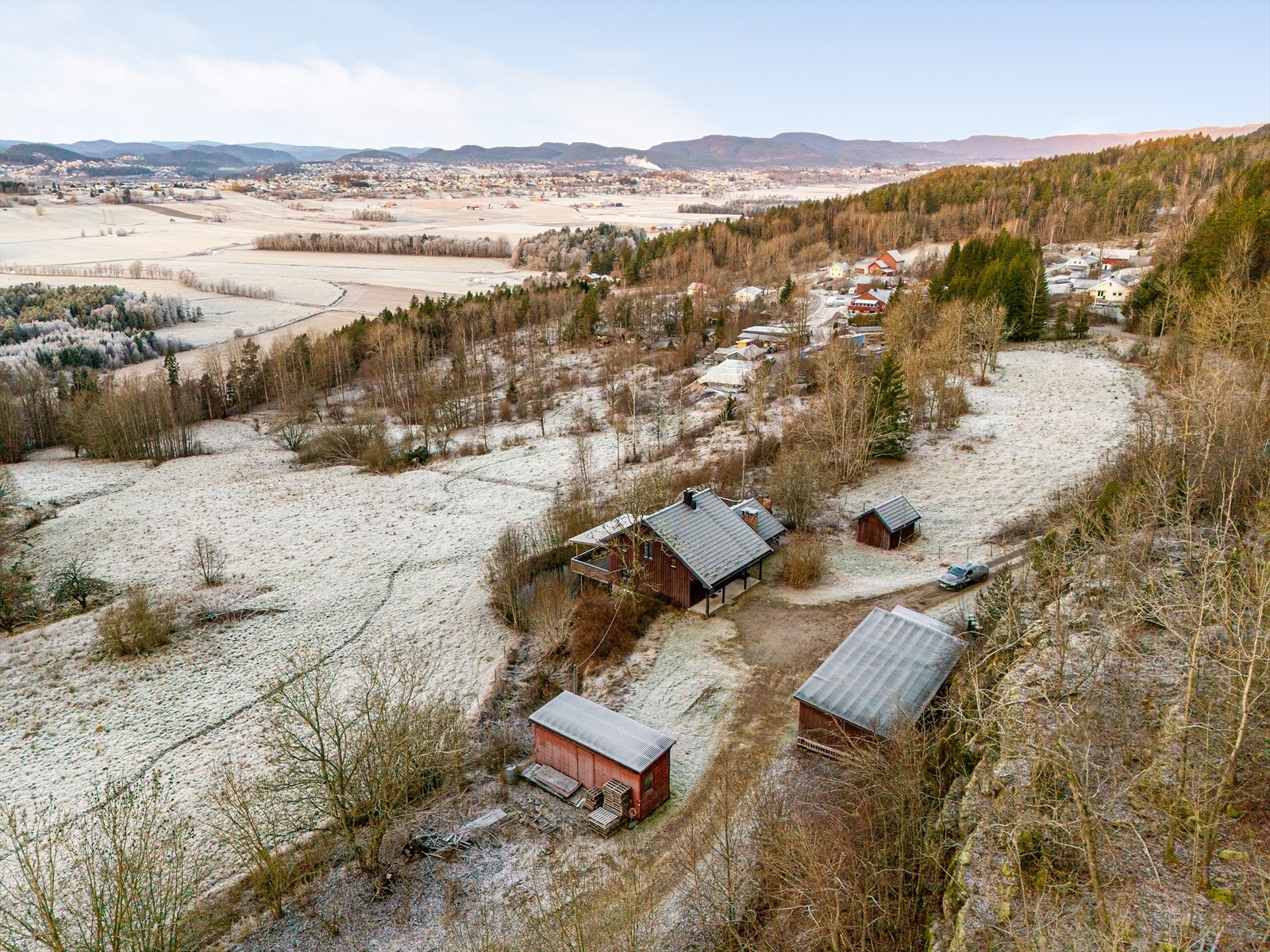 Tunet på skogsrød sett mot vest, med Gjerpensdalen øverst i bildet Galleribilde