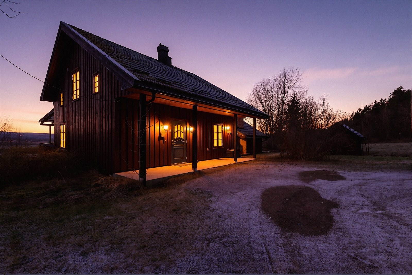 Taktekking av betongtakstein og beslag i plastbelagt stål fra 1999. Bildet er redigert for å fremheve stemningen på kveldstid. Faktiske lysforhold kan variere. Galleribilde