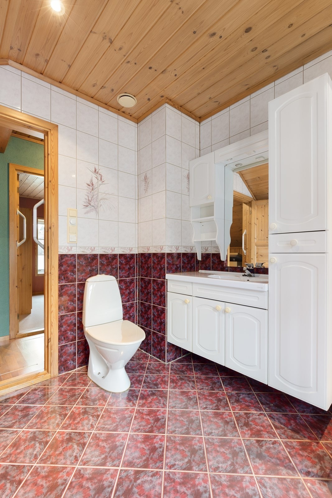 Romslig servantinnredning med heldekkende servant. Badet har for øvrig vegghengt vaskekar i rustfritt stål og opplegg for vaskemaskin. Galleribilde