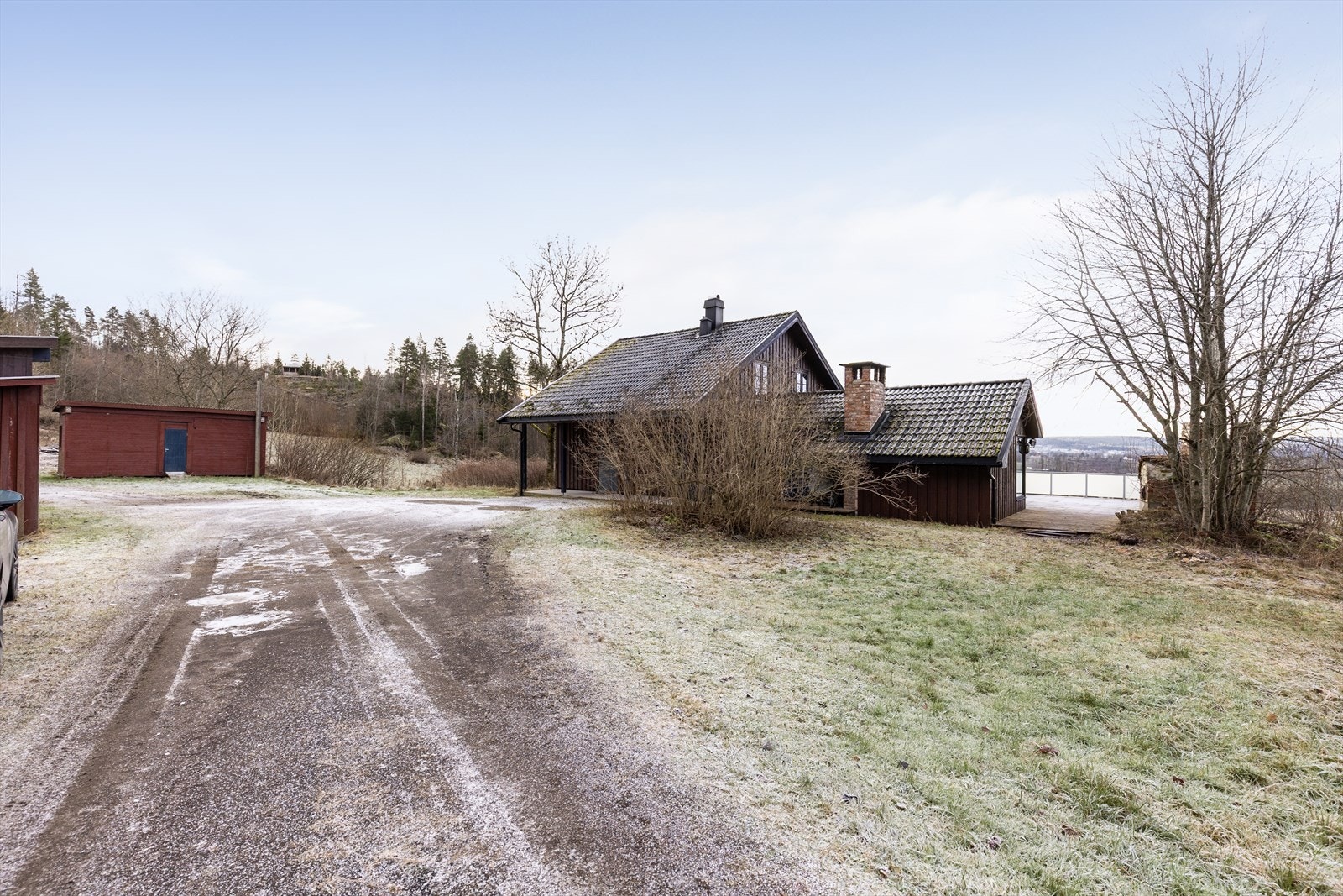 Småbruket Skogsrød er på rett i underkant av 223,5 dekar, og har en idyllisk og landlig beliggenhet med nydelig utsikt over Gjerpensdalen! Galleribilde