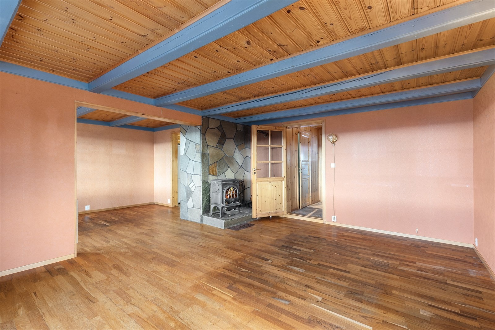 Stuen har fine soner for møblering og eldre vedovn, som sørger for lun og god varme. Galleribilde