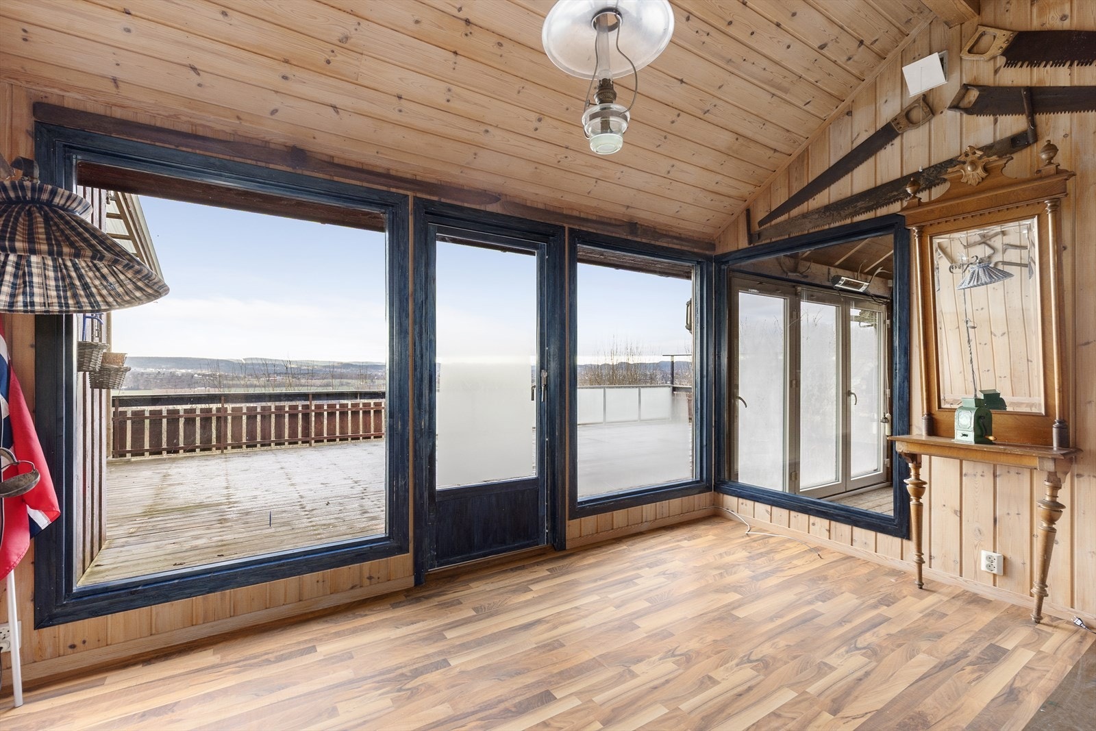 Tilbygget del inneholder i dag et isolert rom med peis og et uisolert rom som benyttes som utestue. Rommene har åpen himling og store vinduer. Galleribilde