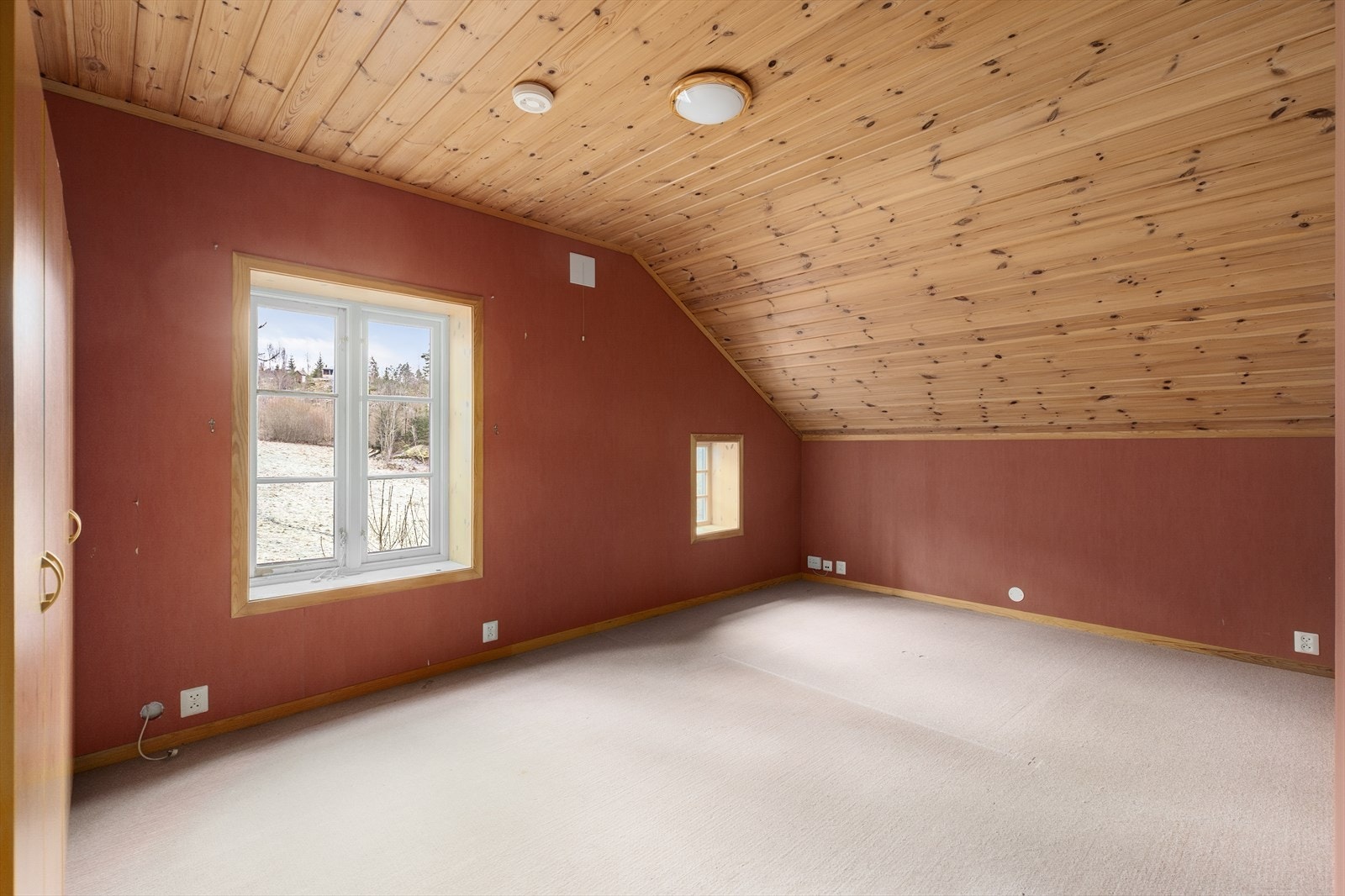 Hovedsoverommet er av god størrelse, med god plass til dobbeltseng og flere garderobeskap for klesoppbevaring. Galleribilde