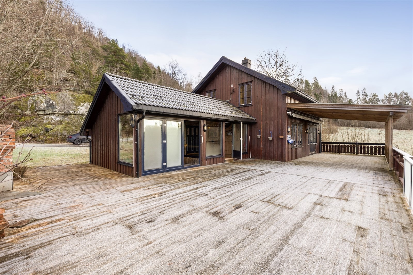 Eiendommen er fordelt på 11 teiger, hvorav 8 teiger er bortfestet. Det medfølger i tillegg et festeforhold, herunder fnr. 1, under gbnr. 111/1. Galleribilde