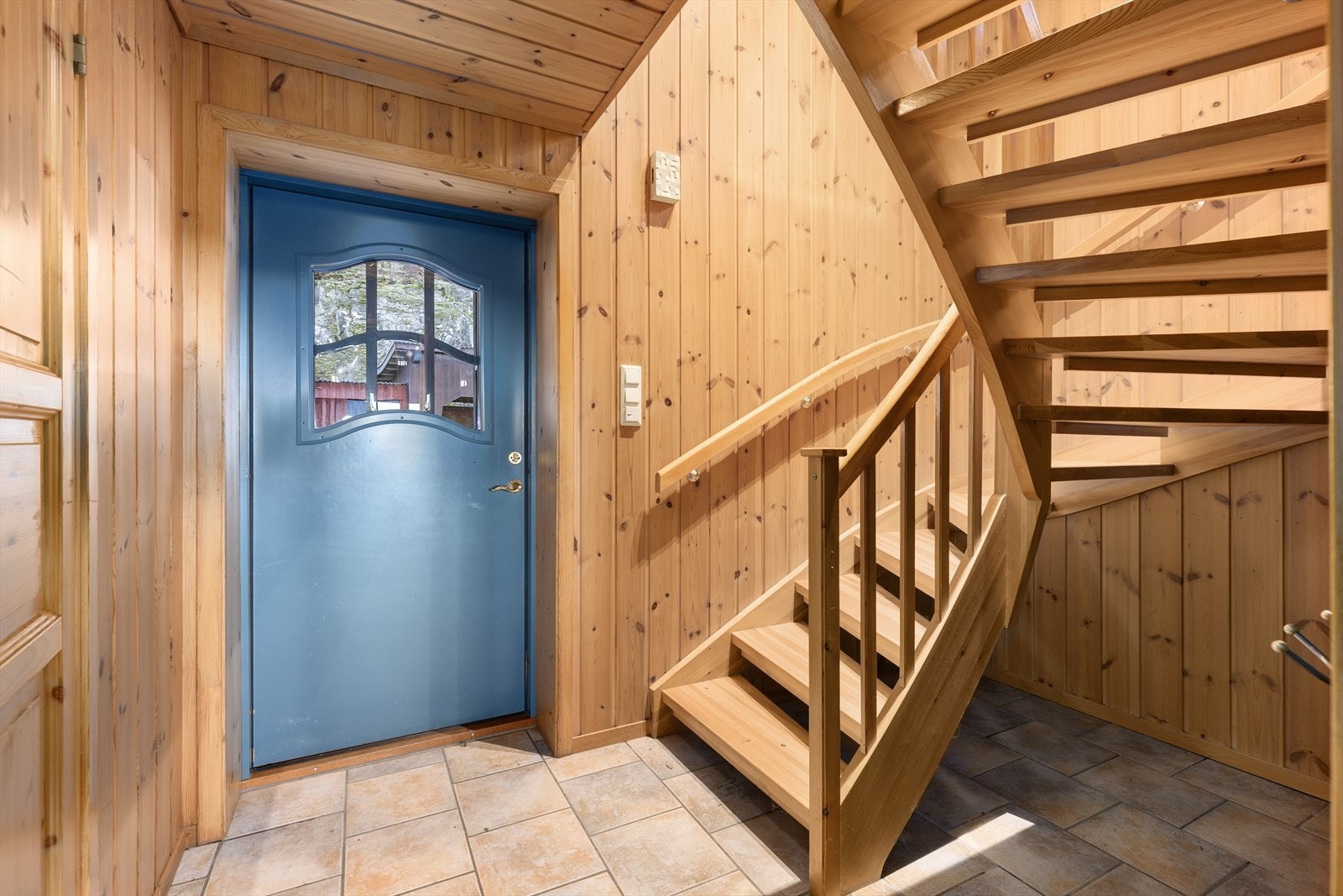 Kombinert entré og trappegang med flislagt gulv og varmekabler, samt lakkert tretrapp mellom etasjene. Fin plass til sko- og yttertøy. Galleribilde