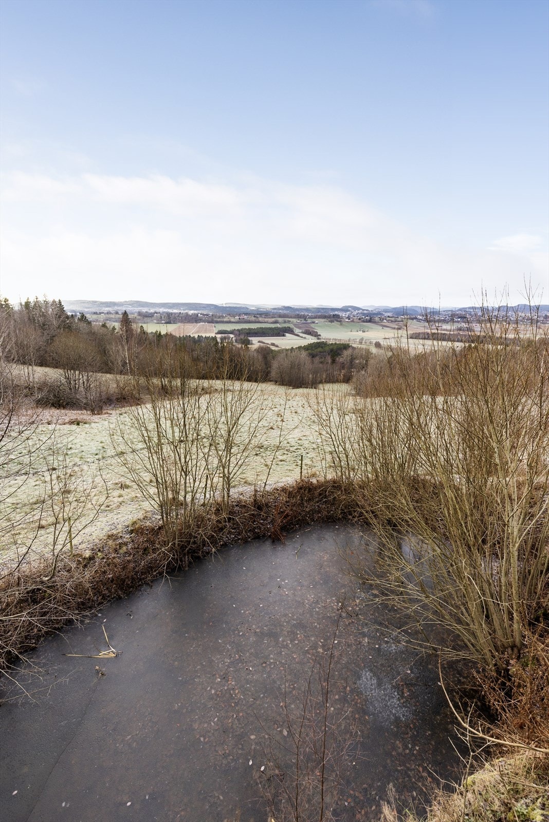 Vest for boligen er det etablert en dam. Denne er etablert uten at dette er søkt om og uten at nødvendig godkjennelse er gitt av kommunen. Galleribilde