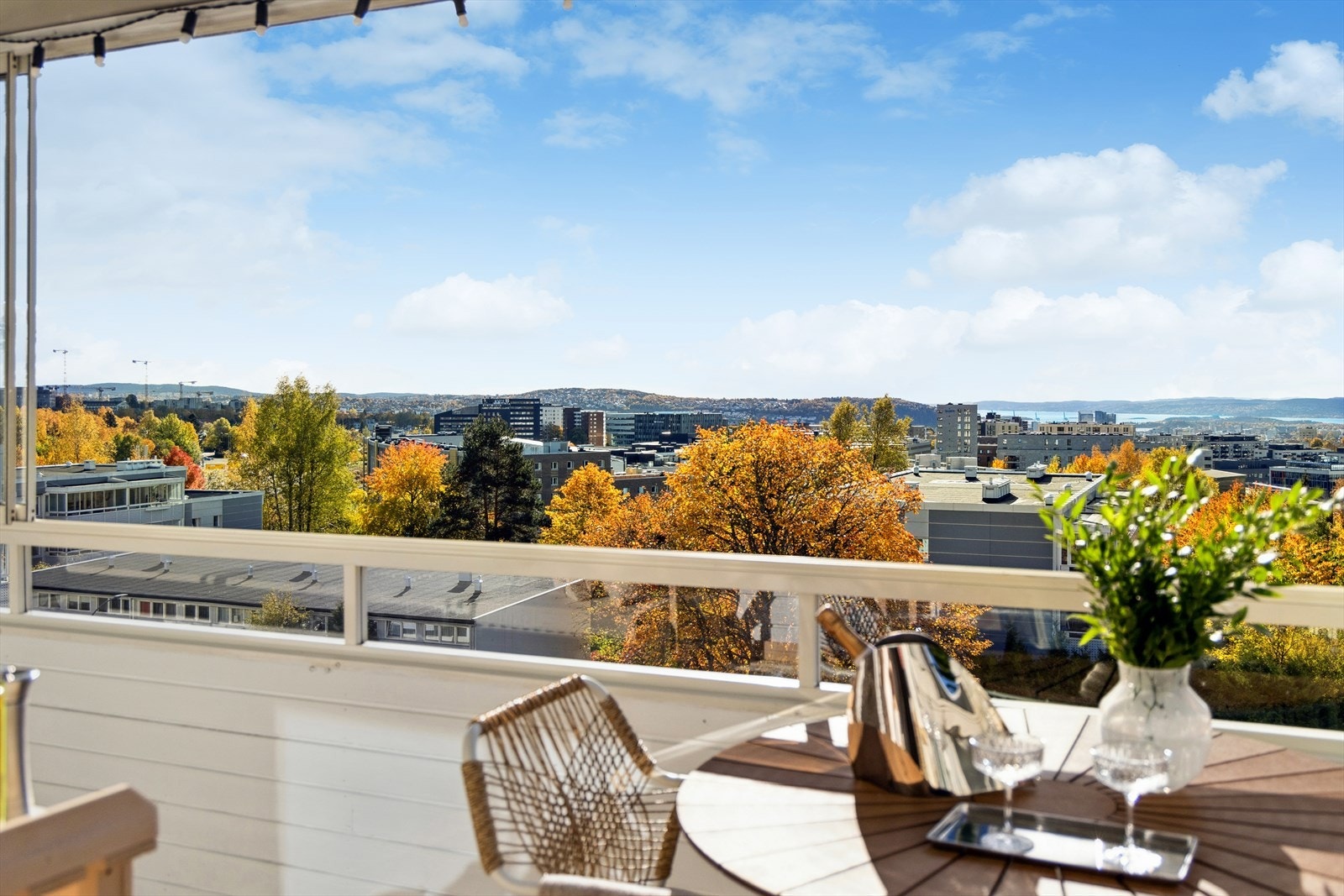 Området er kjent for å være rolig og barnevennlig, med kort avstand til både shopping, skoler, barnehager og flotte grønt- og parkområder Galleribilde