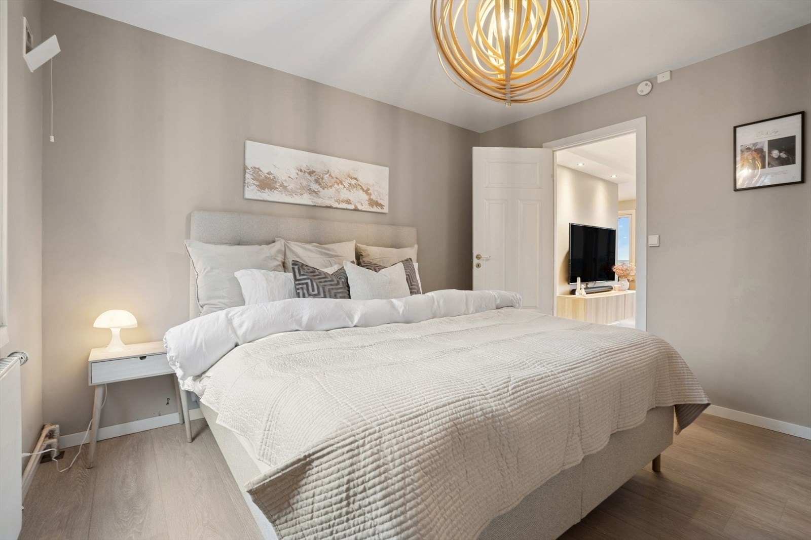 Svalt og romslig hovedsoverom med god plass til stor dobbeltseng og nattbord på begge sider Galleribilde