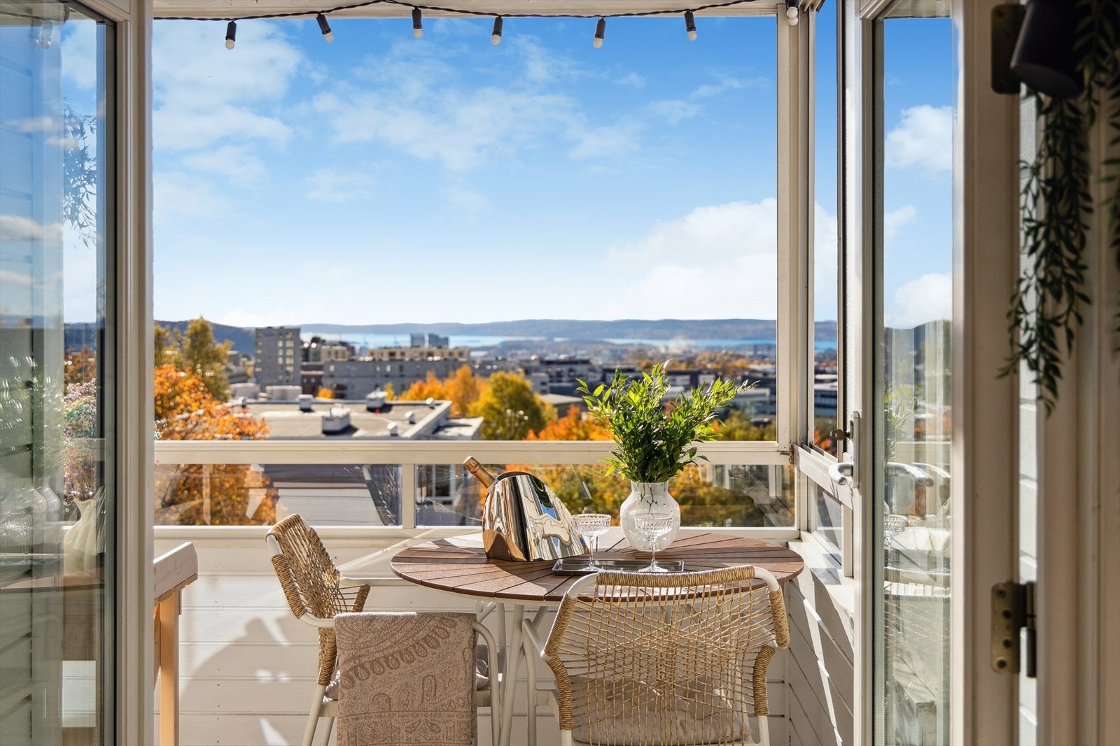 Tofløyde balkongdører gir en oppløftende stemning og bidrar til nydelig lysinnslipp Galleribilde