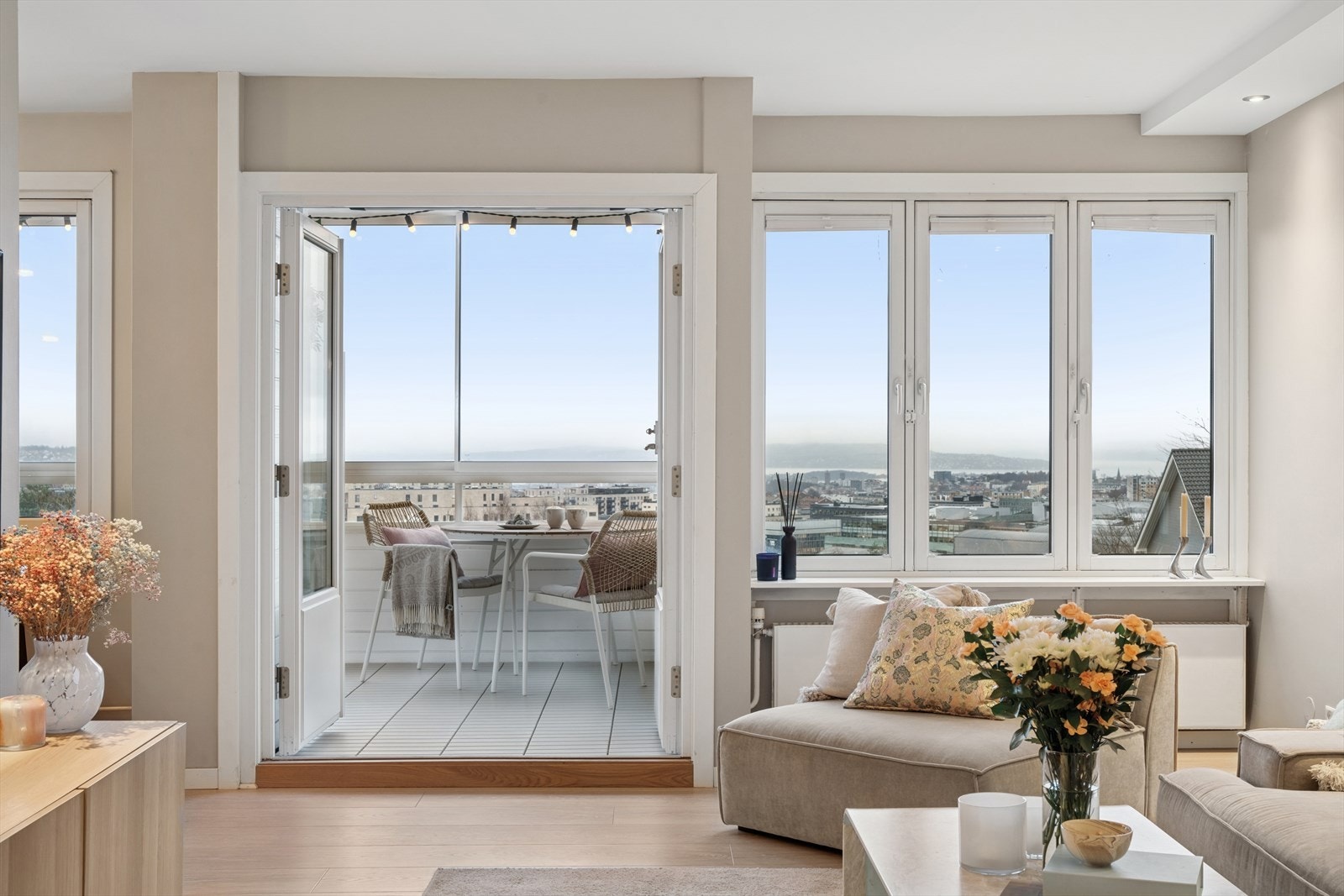 Høyt og fritt beliggende i et veletablert, attraktivt bomiljø med nærhet til både marka og byen Galleribilde