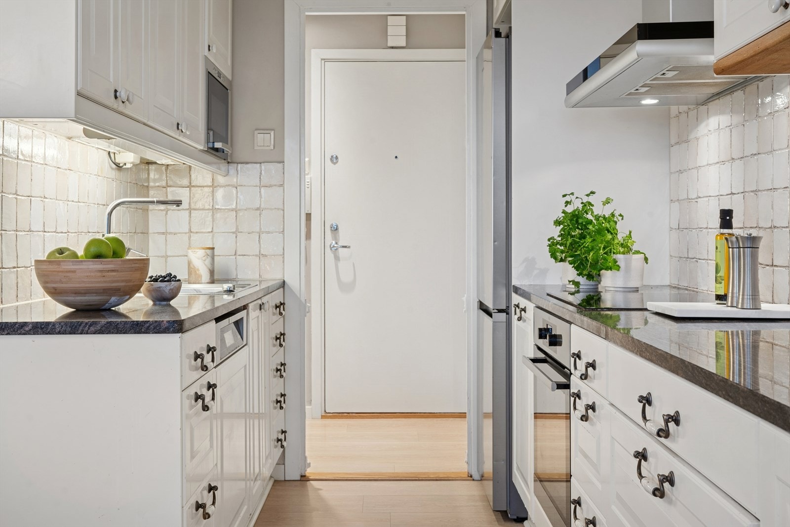 Profilert innredning med enkelte vitrinedører og benkeplate i stein Galleribilde