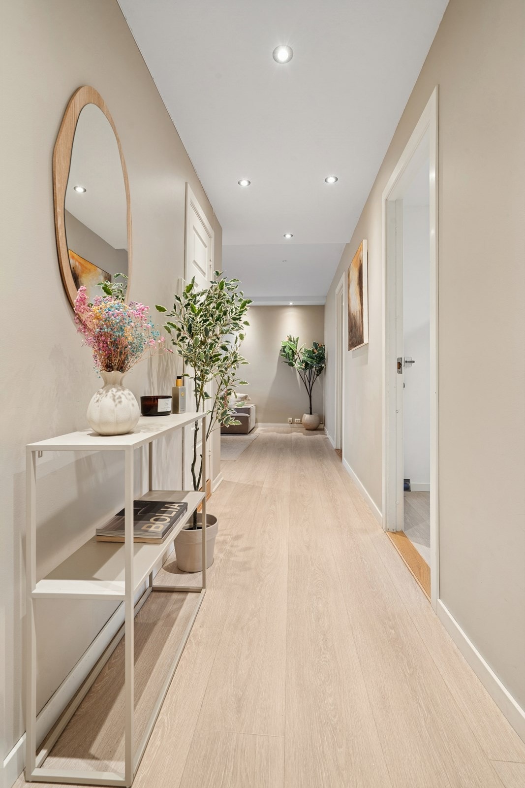 Entrèen gir et hyggelig førsteinntrykk, og er holdt i et nøytralt og tidsriktig fargevalg, noe som harmonerer med de øvrige rom i boligen Galleribilde