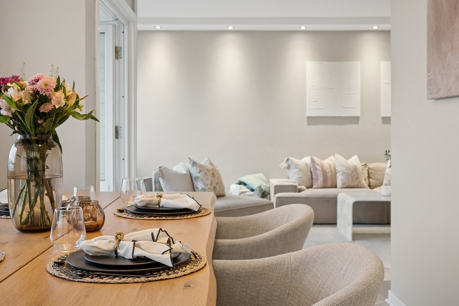 Hyggelig spisestueavdeling med god plass til spisegruppe mellom stuen og kjøkkenet Galleribilde