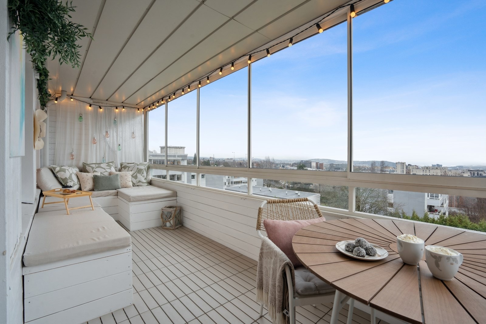 Kort vei til BI Nydalen og Storo Storsenter, som tilbyr et bredt spekter av servicetilbud med dagligvarebutikker, spesialforretninger, treningssentre og hyggelige spisesteder Galleribilde