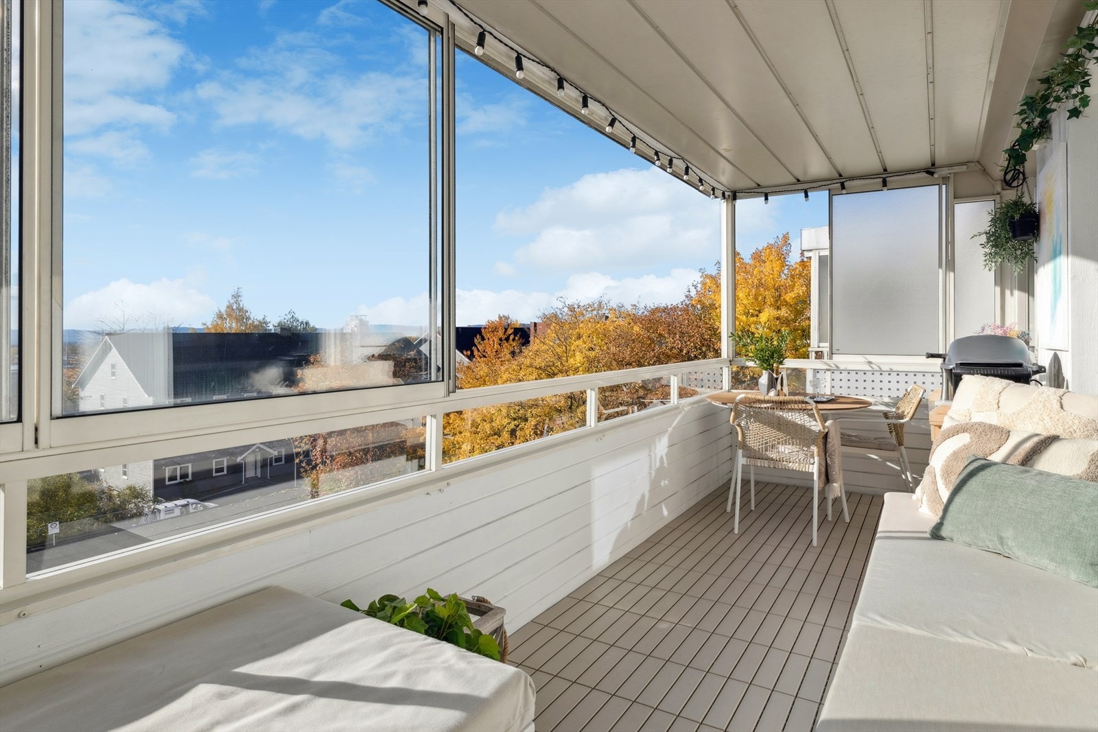 God plass til utemøbler i ulike soner samt grill Galleribilde