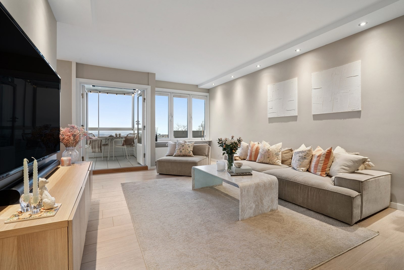 Høyreiste vindusflater og godt lysinnslipp setter et herlig preg i stuen Galleribilde