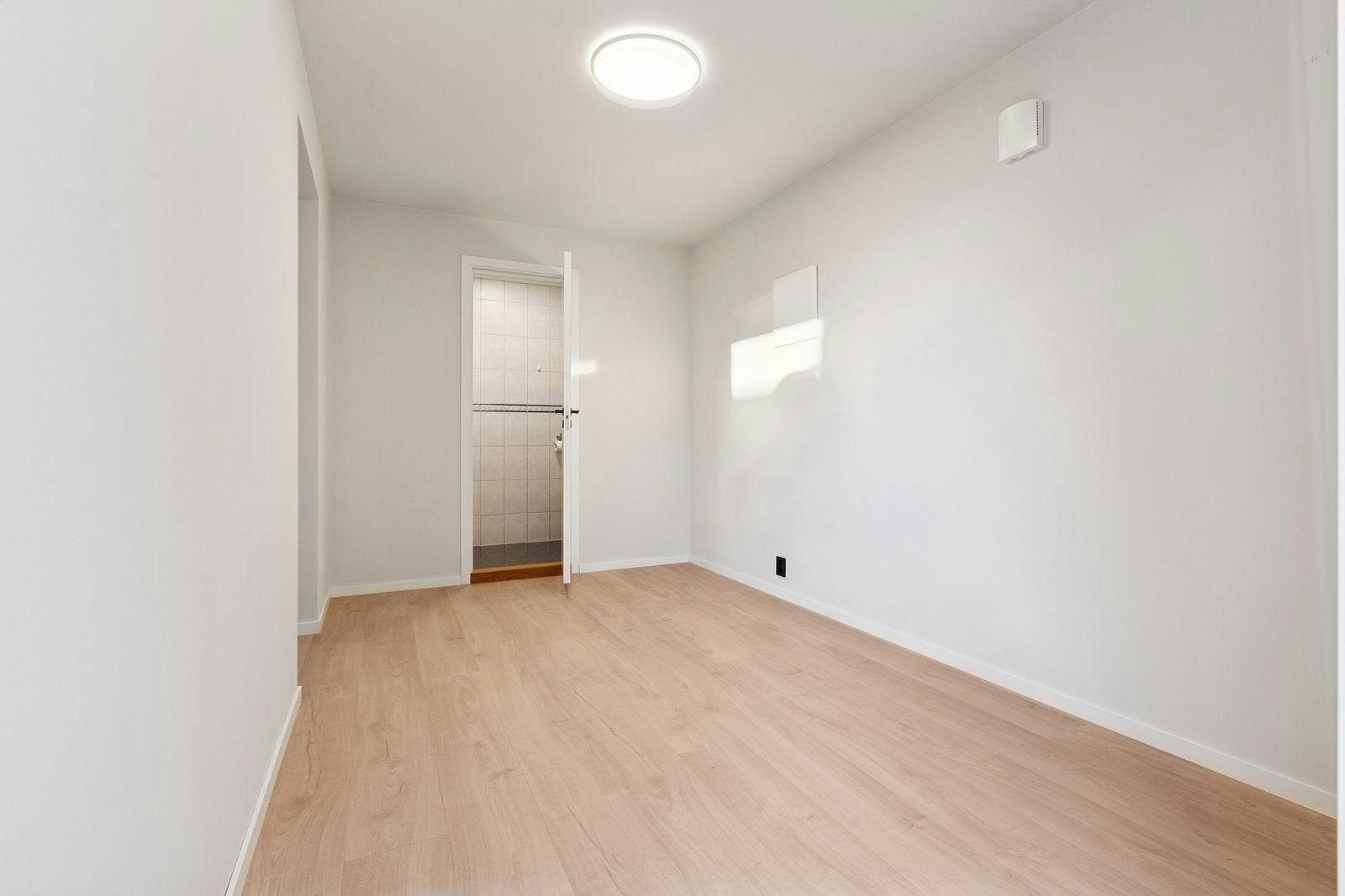 Velkommen inn: Romslig entrè med god plass til diverse oppbevaringsmøblement. Galleribilde