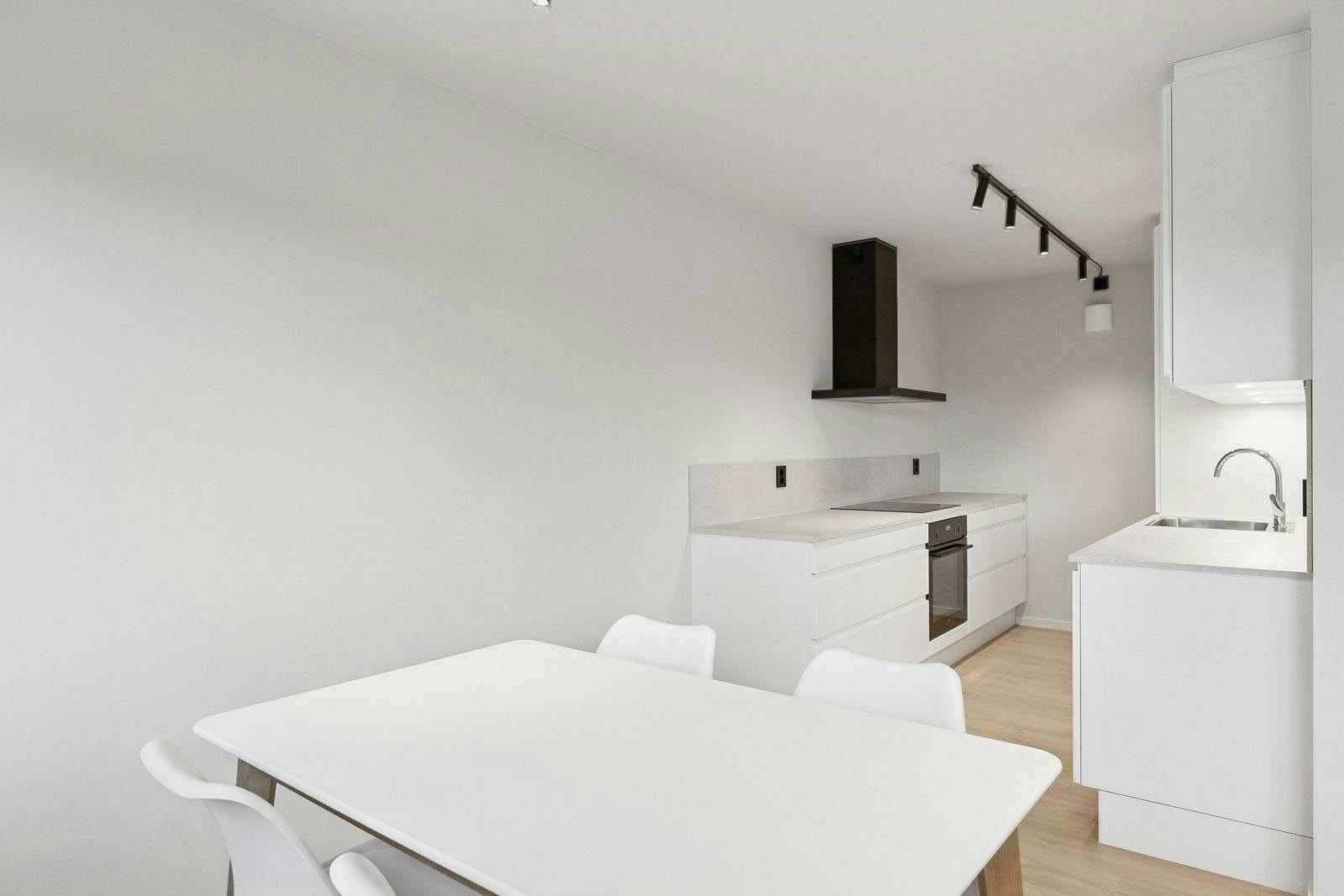 Leiligheten leies ut delvis møblert, med nye og moderne møbler. Galleribilde