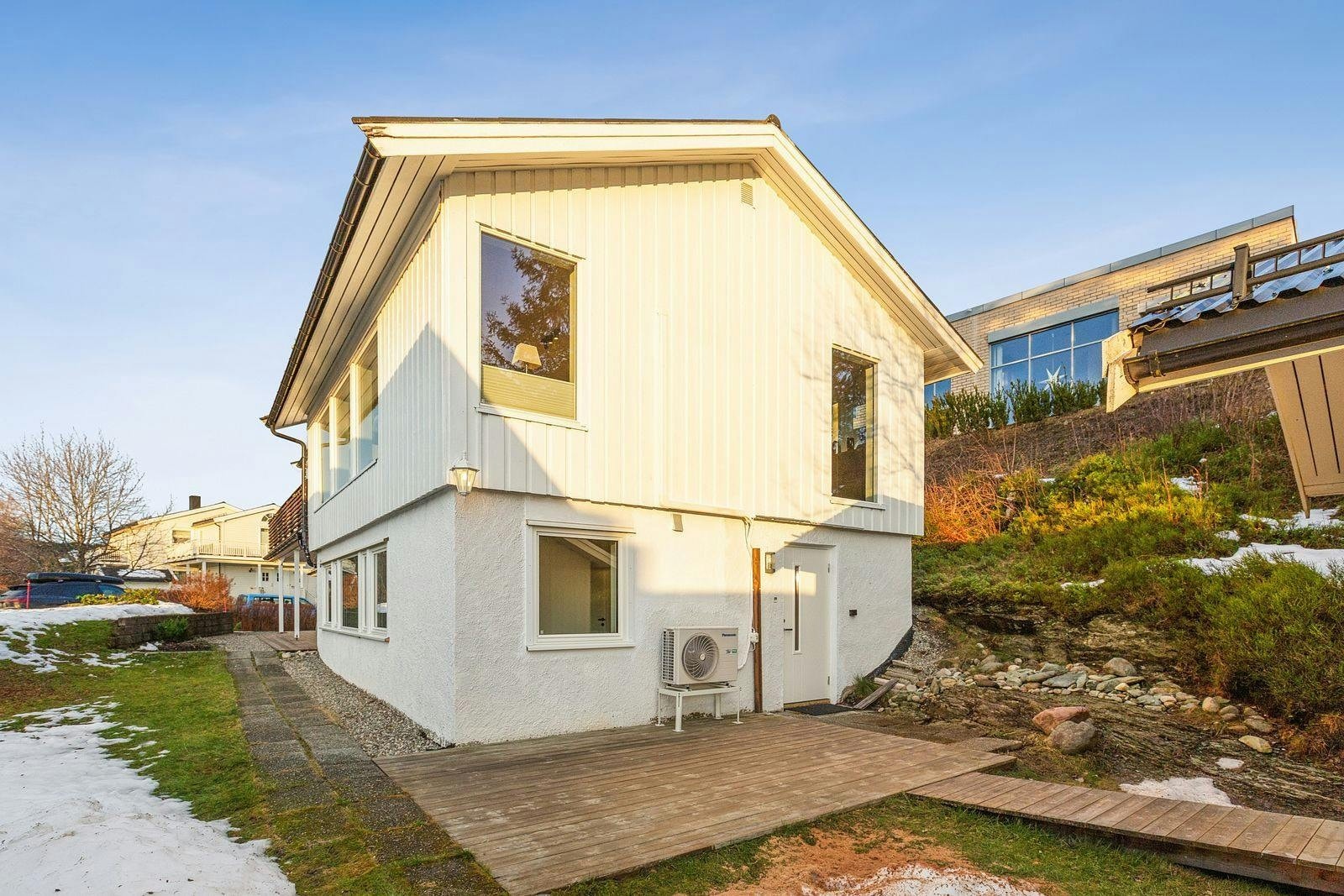 Fasade: Sokkel leiligheten har egen inngang ved enden av huset. Galleribilde