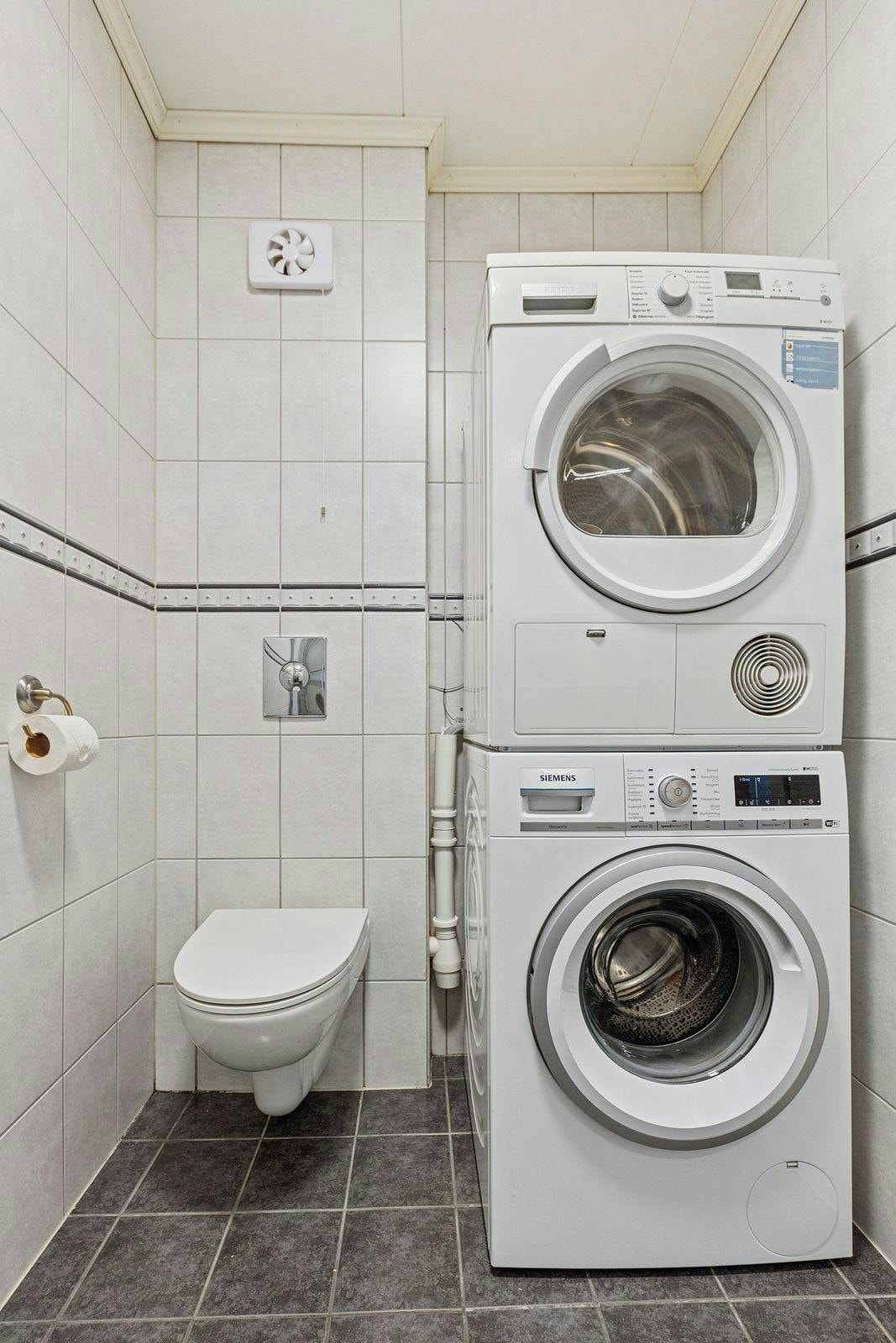 Flislagt bad med gulvvarme. Vaskemaskin og tørketrommel medfølger. Galleribilde