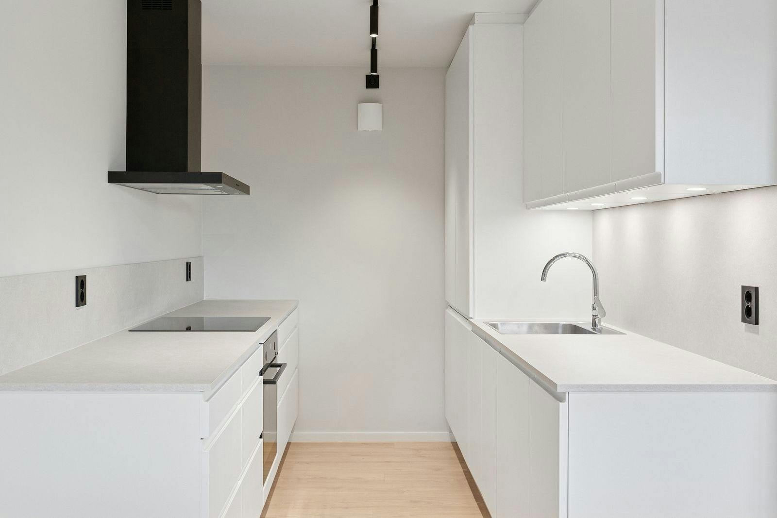 Moderne kjøkken med alt at integrerte hvitevarer. Galleribilde