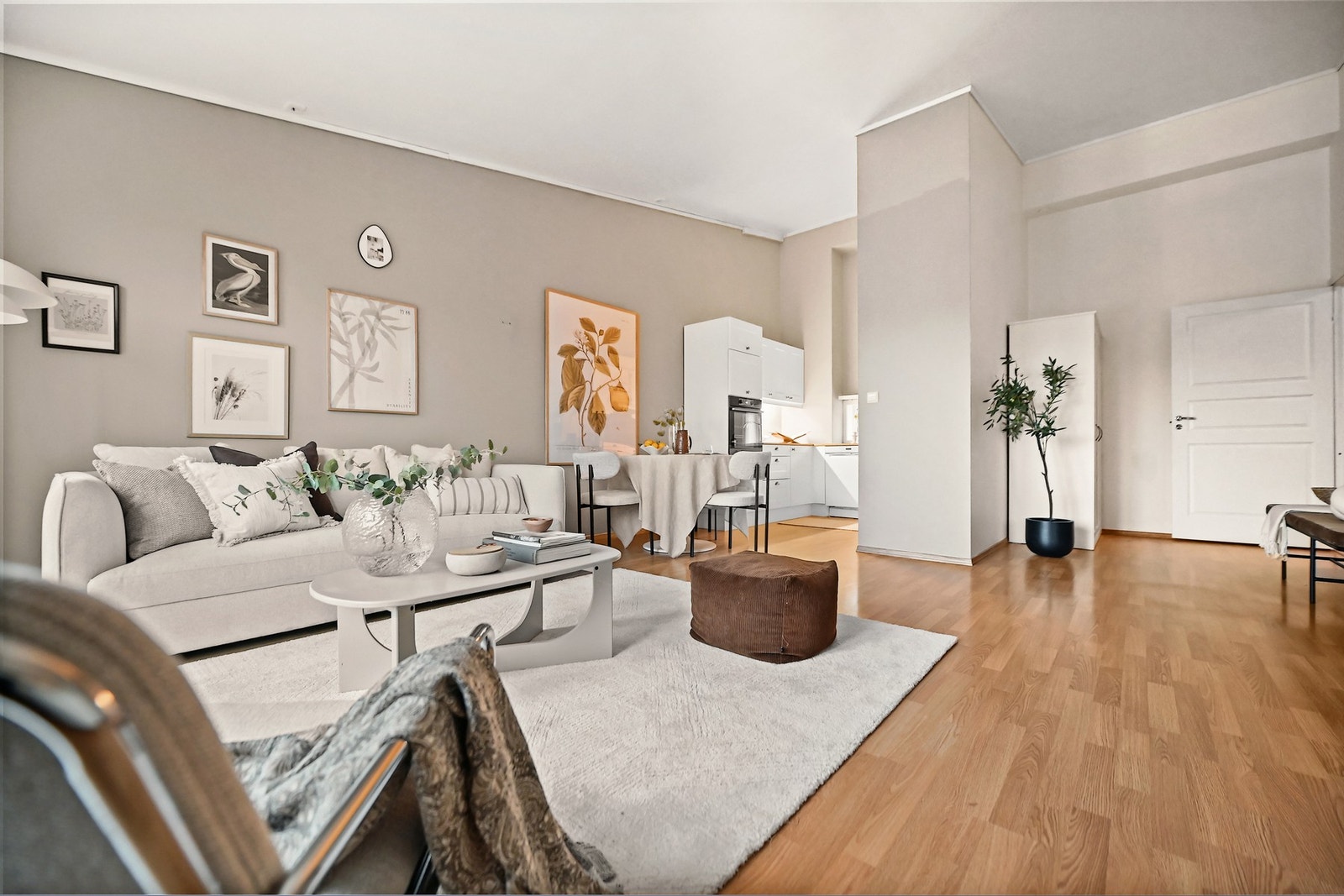 Leiligheten har en god planløsning og passer både førstegangskjøpere, single, par, pendlere og deg som ønsker å bo i et sentralt område med kort vei til det meste. Galleribilde