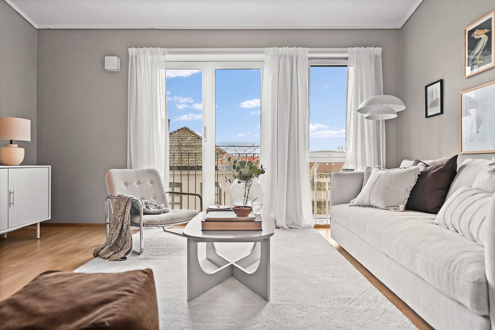 Stuen er leilighetens selvsagte samlingspunkt med store vindusflater. Stuen har fransk balkong. Galleribilde