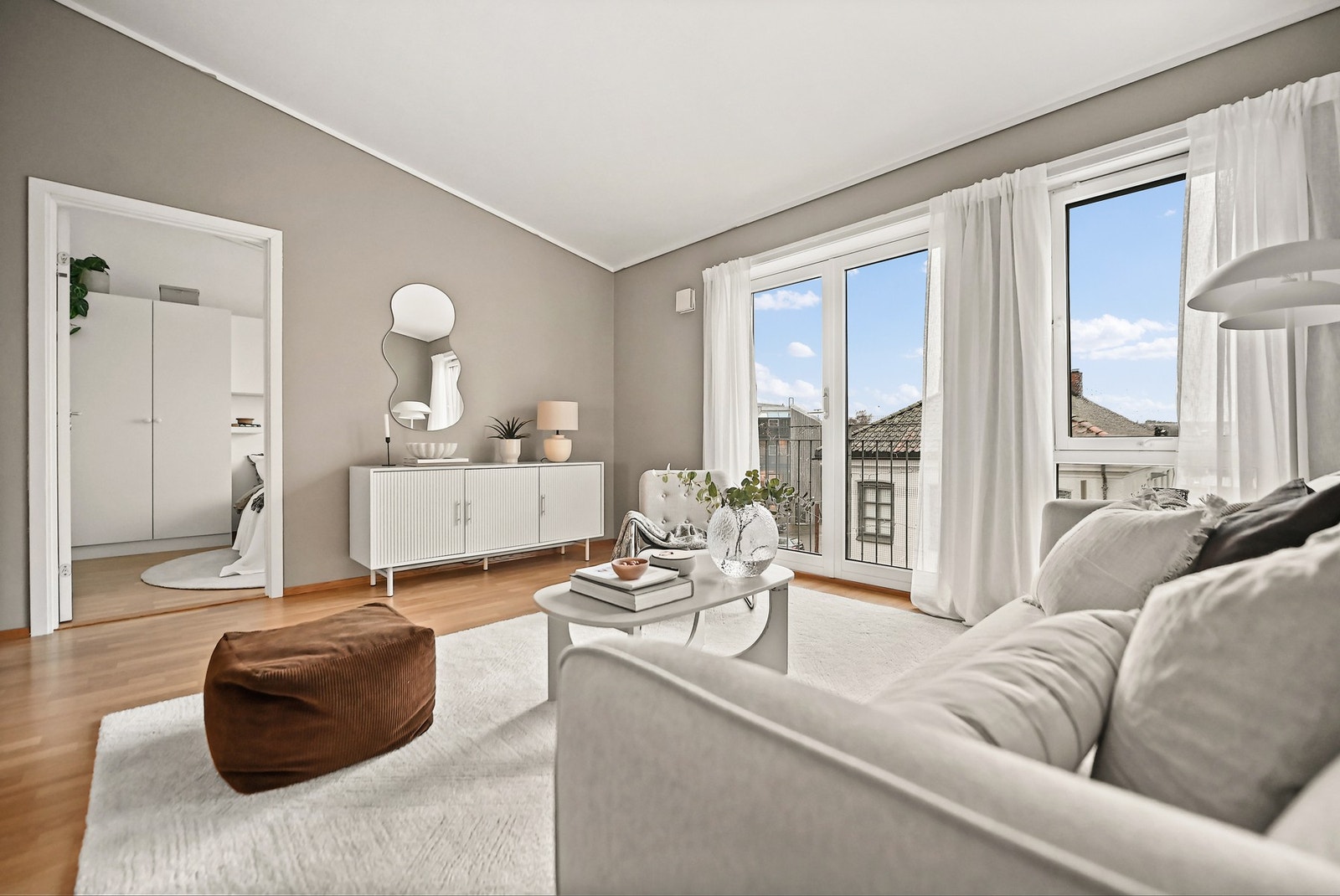 Stuen har fransk balkong. Galleribilde