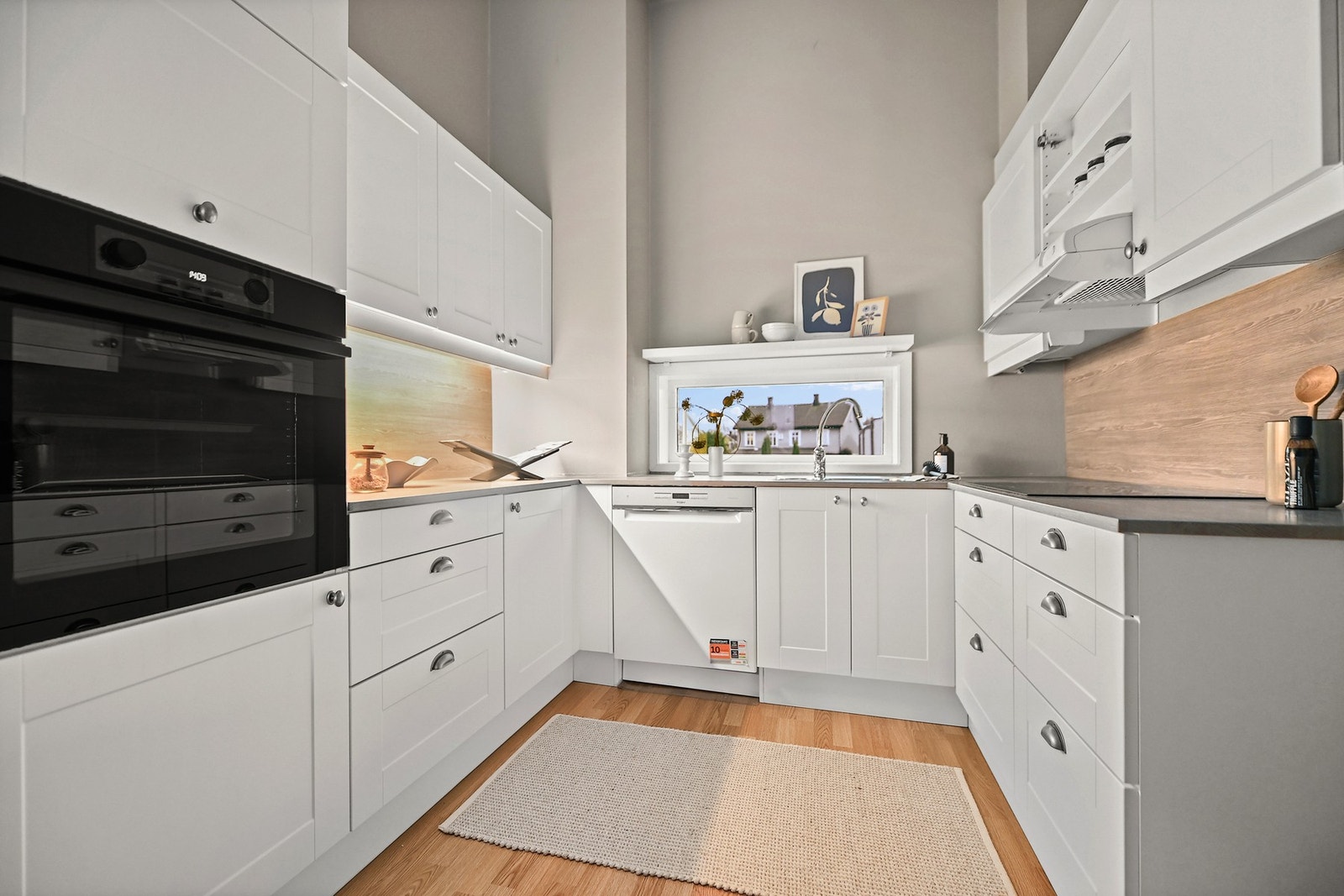 Kjøkkenet ligger i åpen løsning med stuen, noe som gjør rommet ekstra luftig. Her har du et arbeidsvennlig kjøkken med gode løsninger og fin plassutnyttelse, Galleribilde