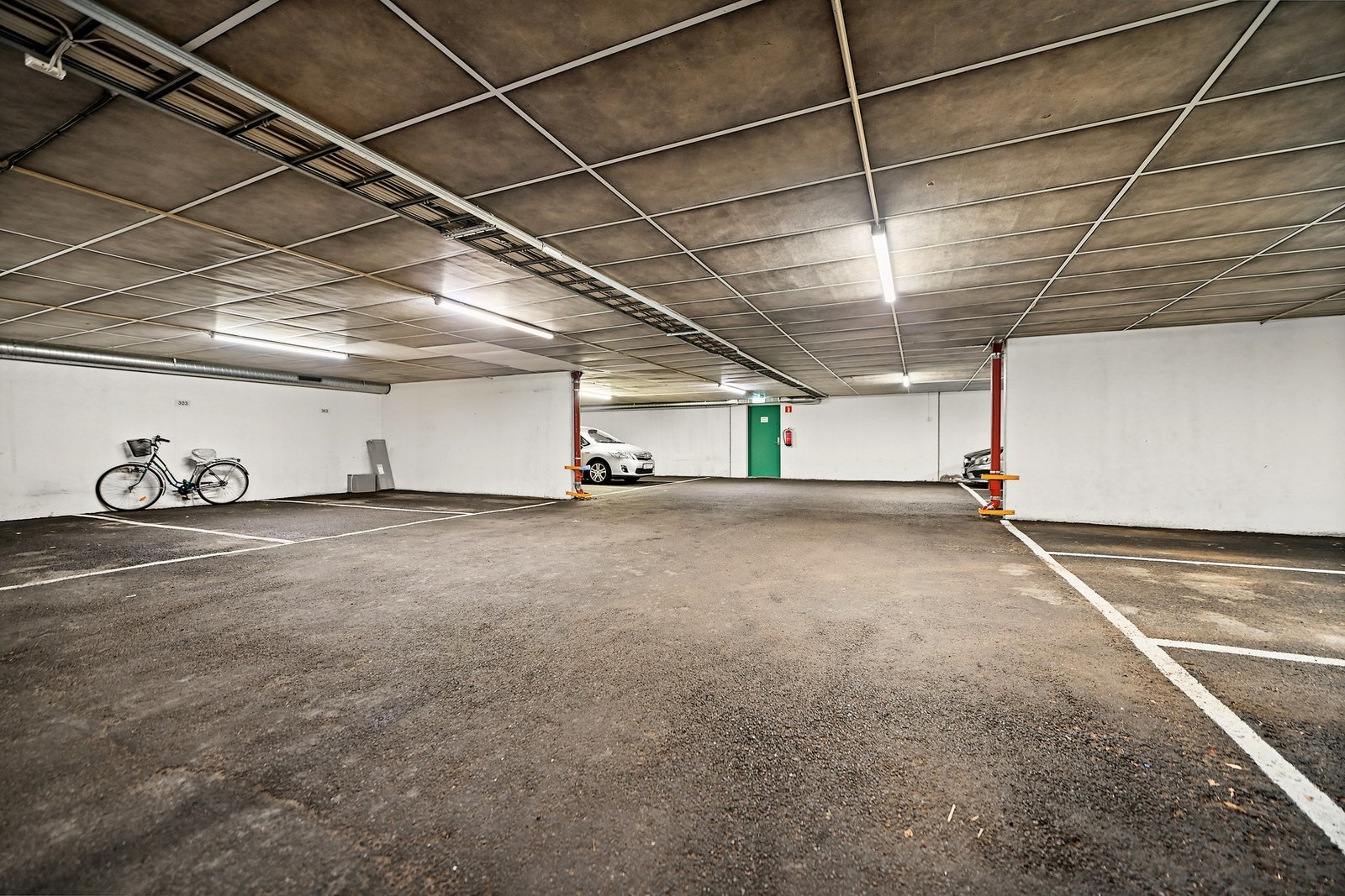 Det er egen parkeringsplass i felles garasjekjeller. Galleribilde