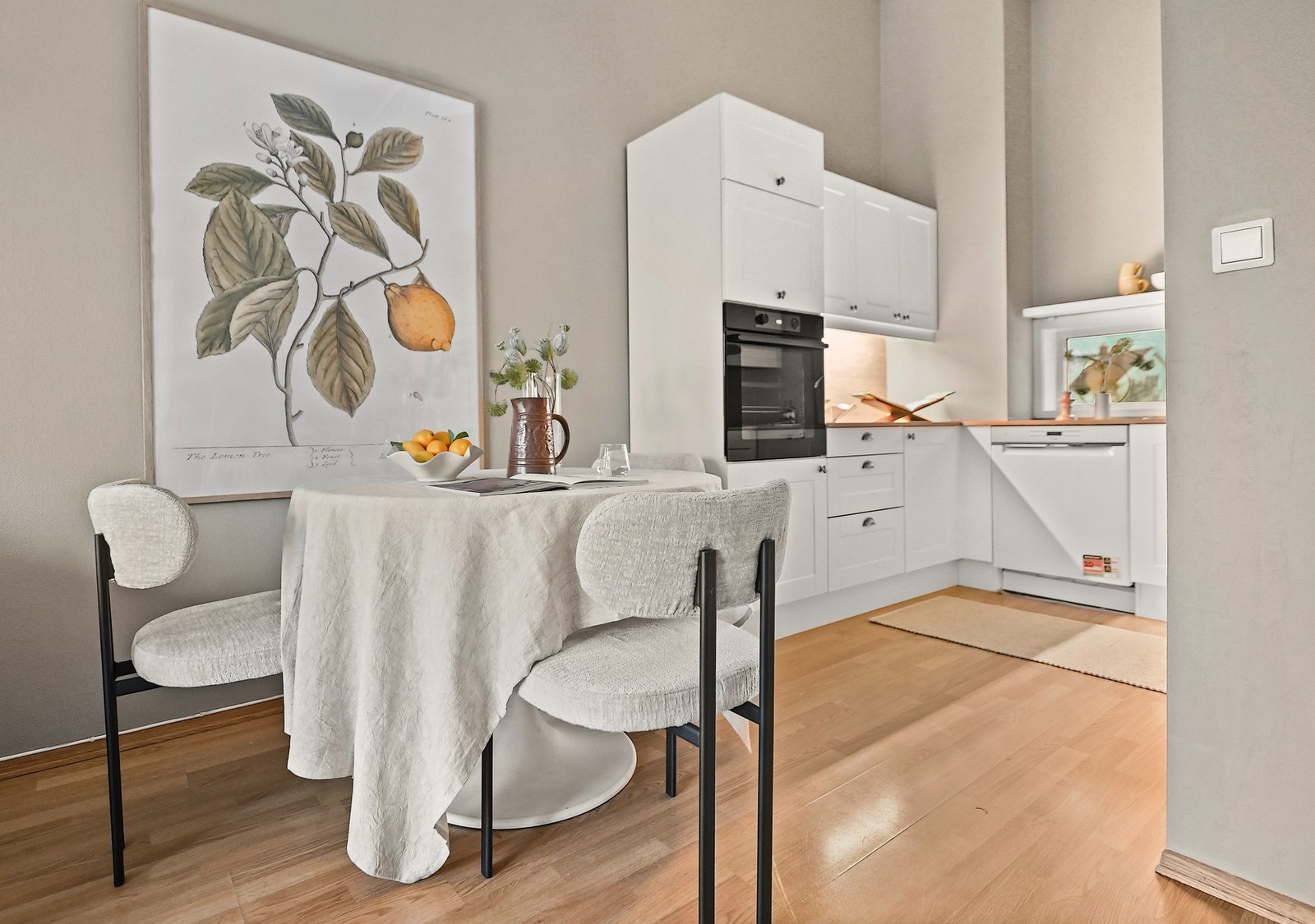 Leiligheten er oppført i 2006 og standard fra byggeår, med unntak av kjøkkenet som er fra 2017. Galleribilde