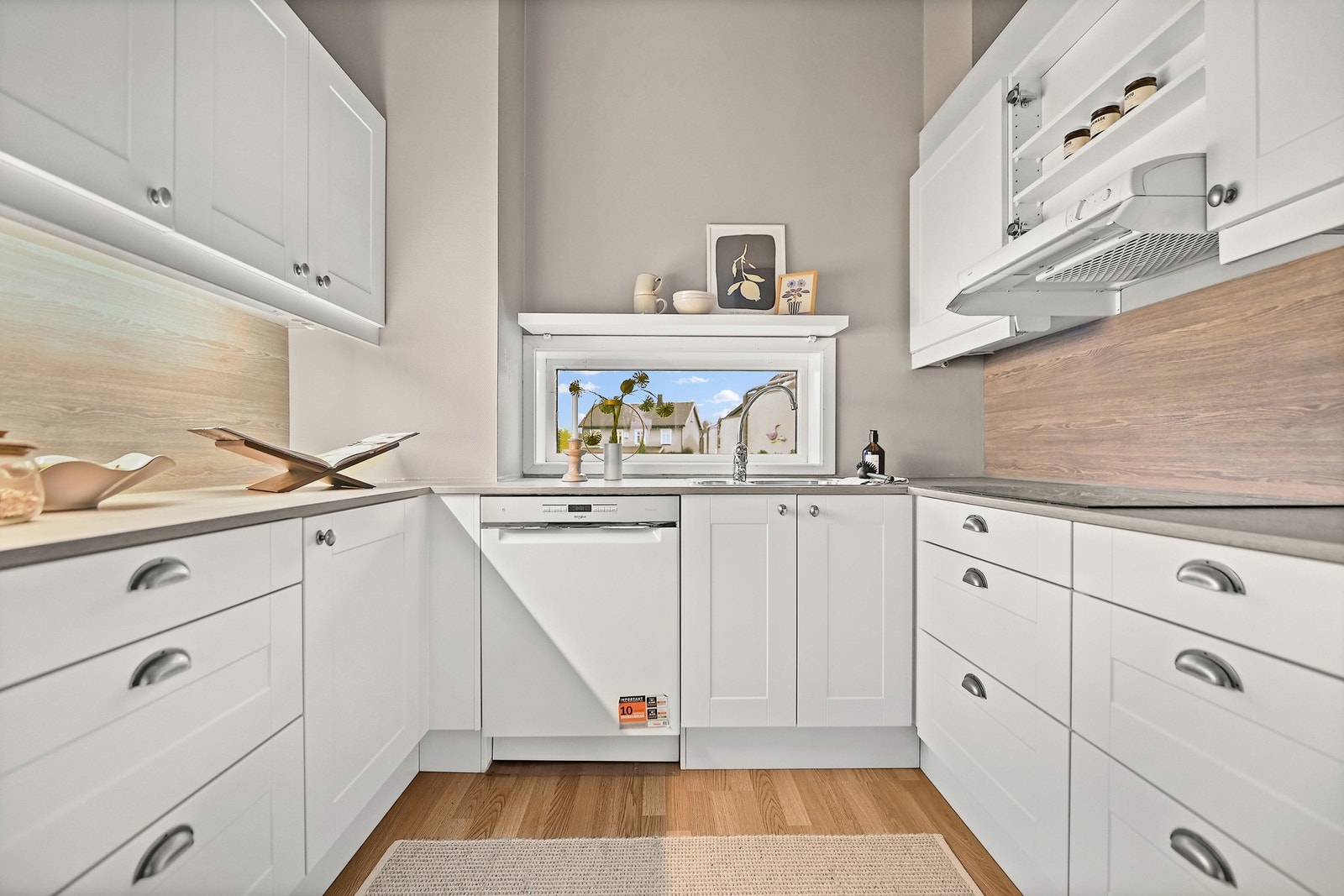 Kjøkkenet er innredet med med hvite profilerte fronter og laminert benkeplate. Integrerte hvitevarer som komfyr, induksjonstopp. Frittstående oppvaskmaskin. Nisje til kjøleskap, men ingen kjøleskap. Waterguard er montert. Galleribilde