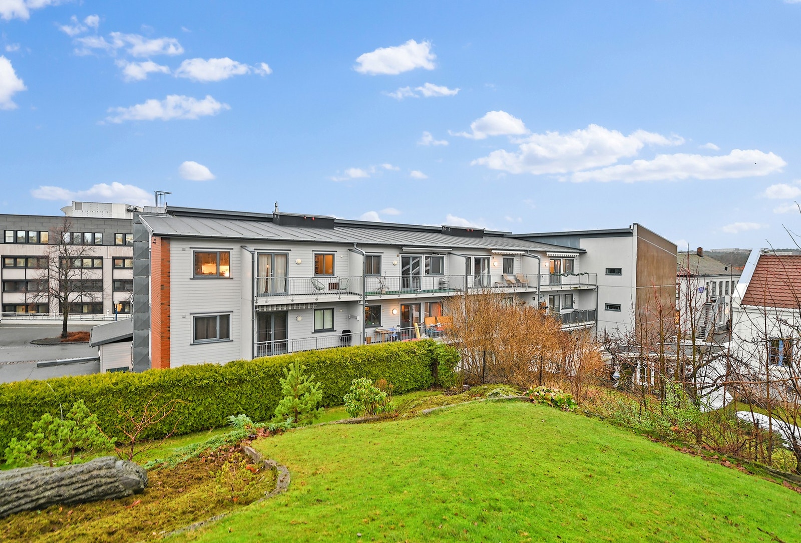 Det er etablert eget fellesområde med sittegrupper, utegrill, benker m.m. på baksiden av bygget. Galleribilde