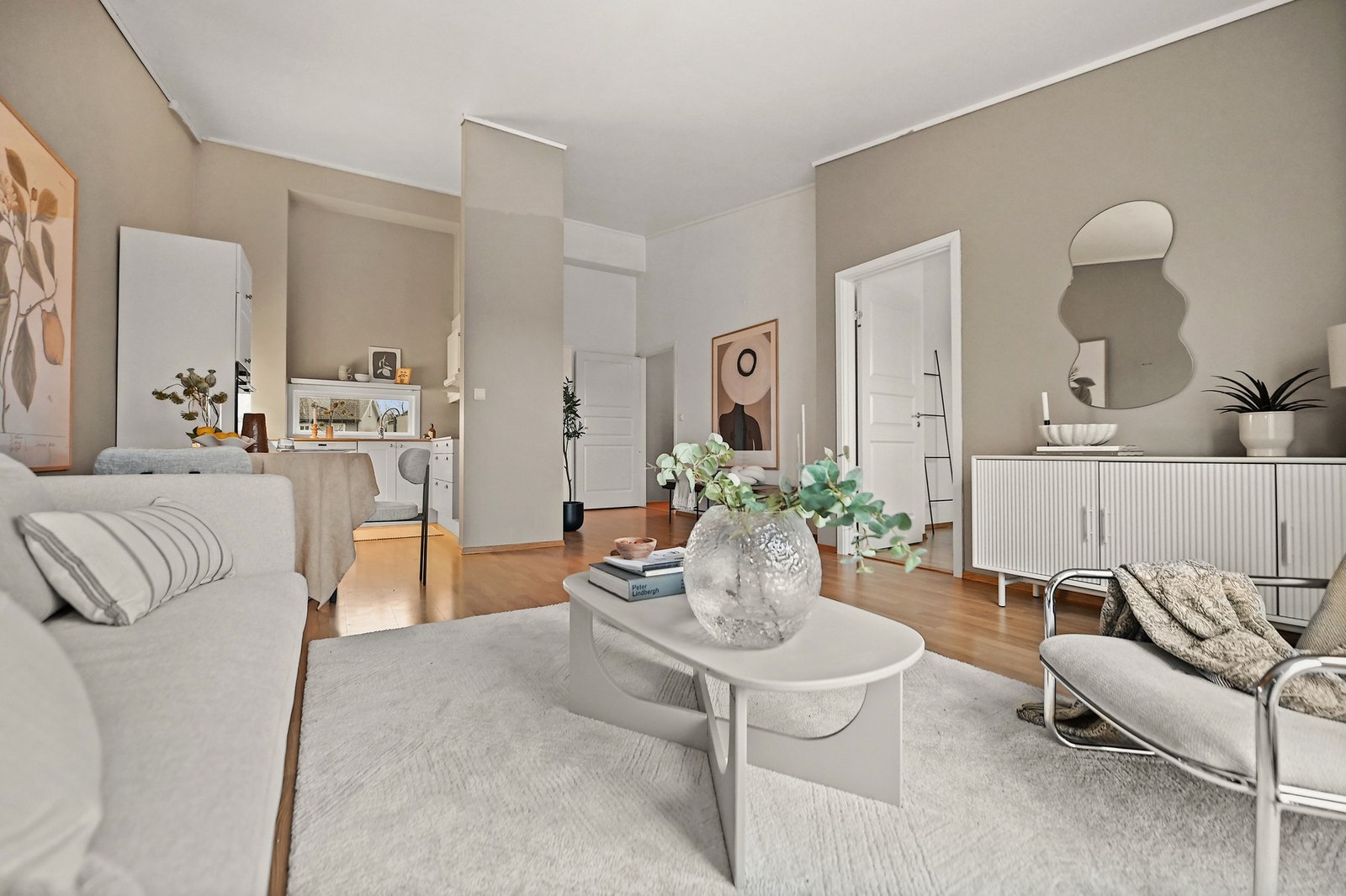 Den rektangulære planløsning gjør det enkelt å møblere, og det er god plass til både spisestue og sofagruppe med tilhørende møblement. Galleribilde