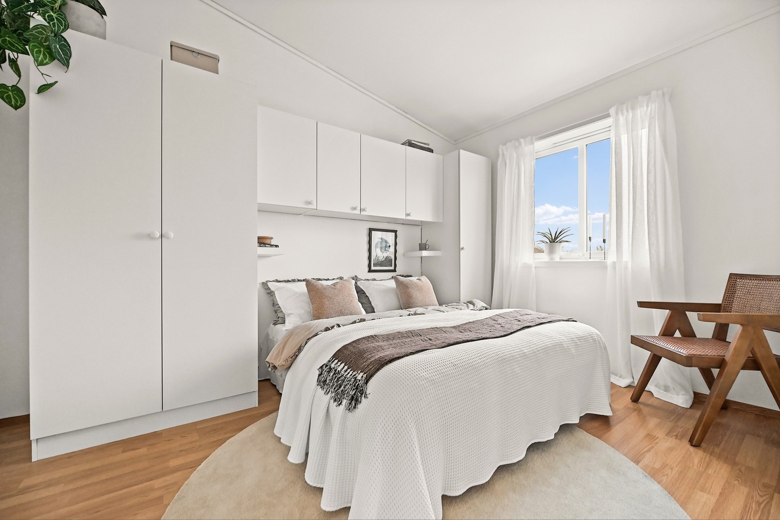 Leilighetenb har et stort soverom malt i nøytrale farger, med god plass til dobbeltseng samt muligheten til å innrede en kontorkrok. Det er god plass til garderobeskap i soverommet. Galleribilde