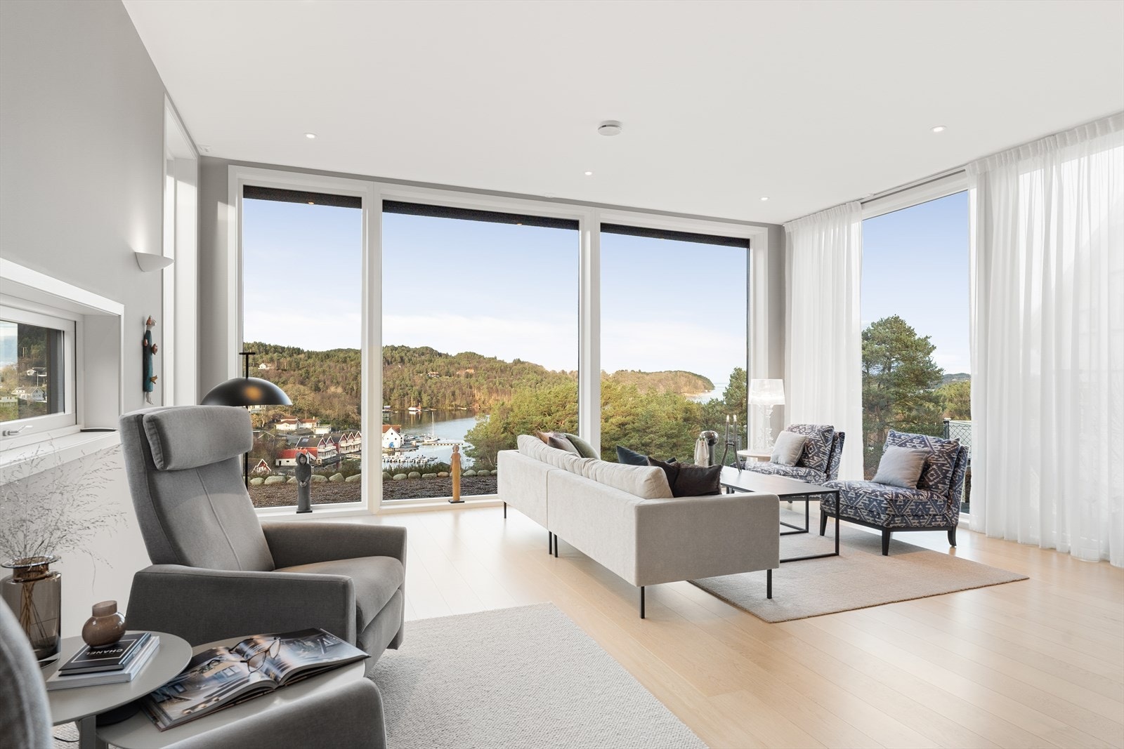 Det er lagt lys parkett på gulvene - vegger og tak er slette med listefrie overganger Galleribilde