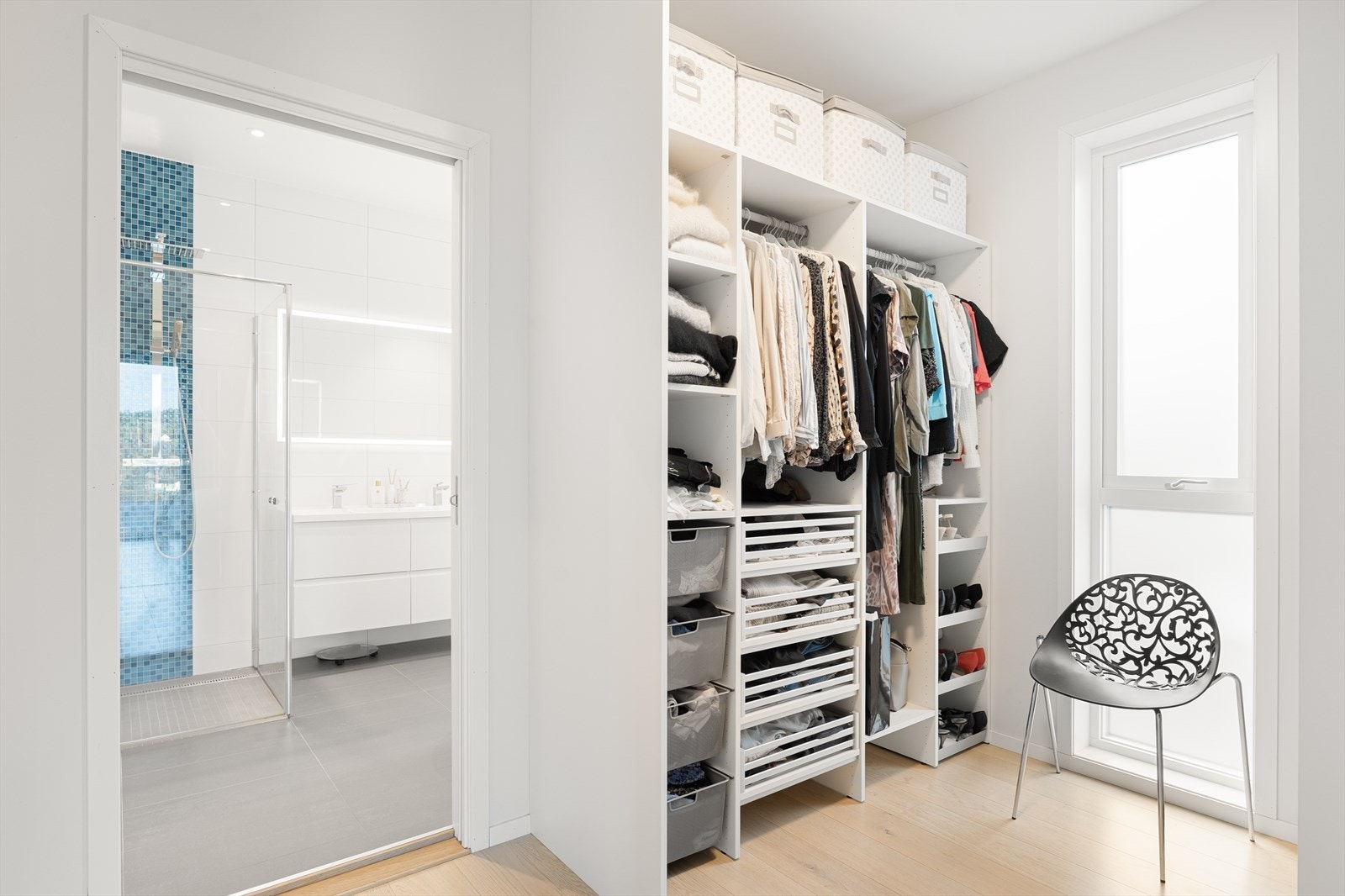 I tilknytning til hovedsoverommet er det også et praktisk omkledningsrom - herfra er det videre adkomst til det største badet (bad nr. 1) Galleribilde