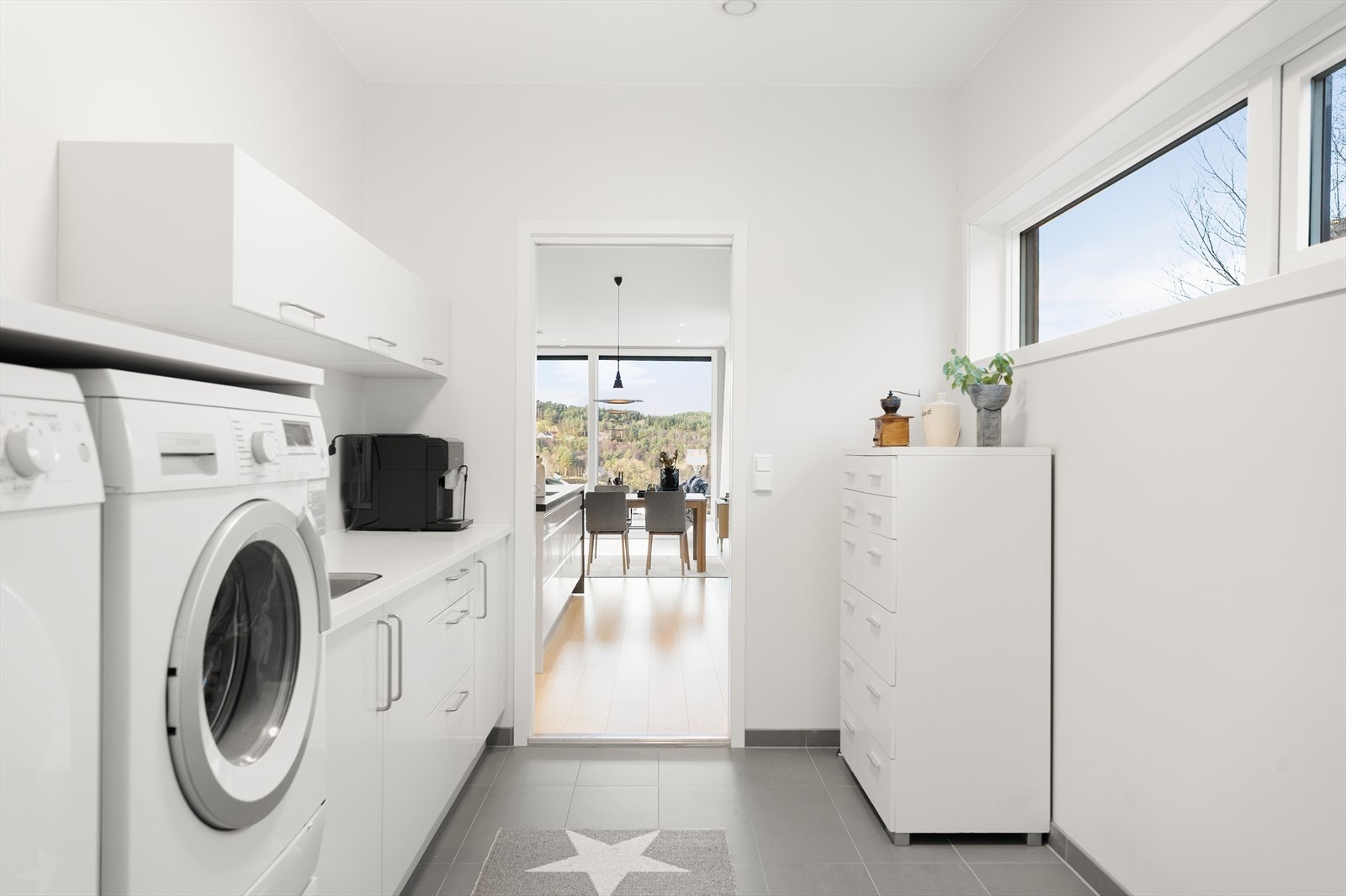 Vaskerommet har gode oppbevaringsmuligheter i skuffer og skap Galleribilde