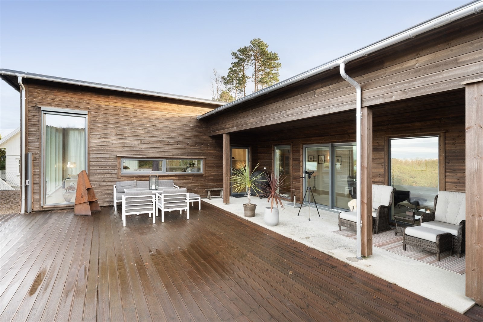 Den store terrassen har god plass til ønsket utemøblement Galleribilde