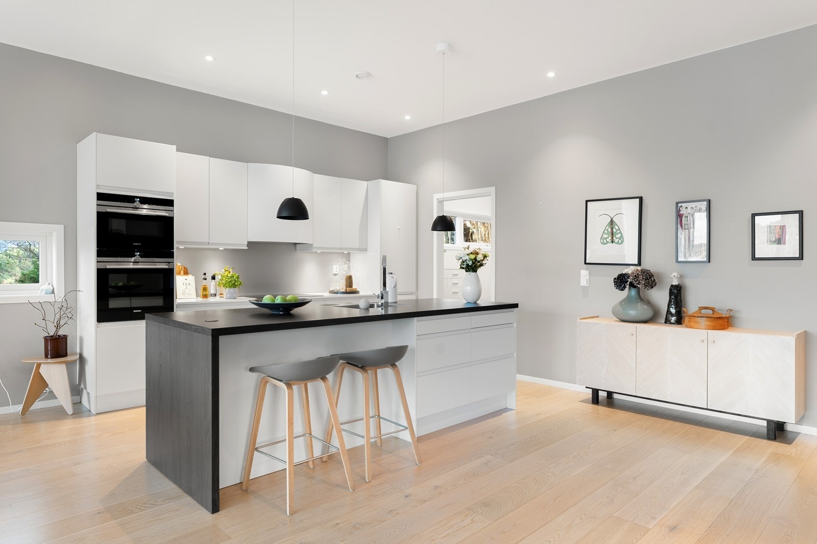 Tiltalende og moderne Norema kjøkken med masse skap- og benkeplass Galleribilde