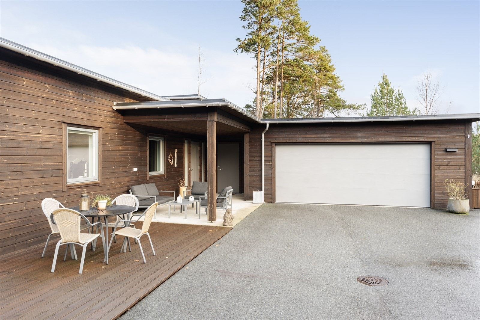 Pent overbygget inngangsparti Galleribilde