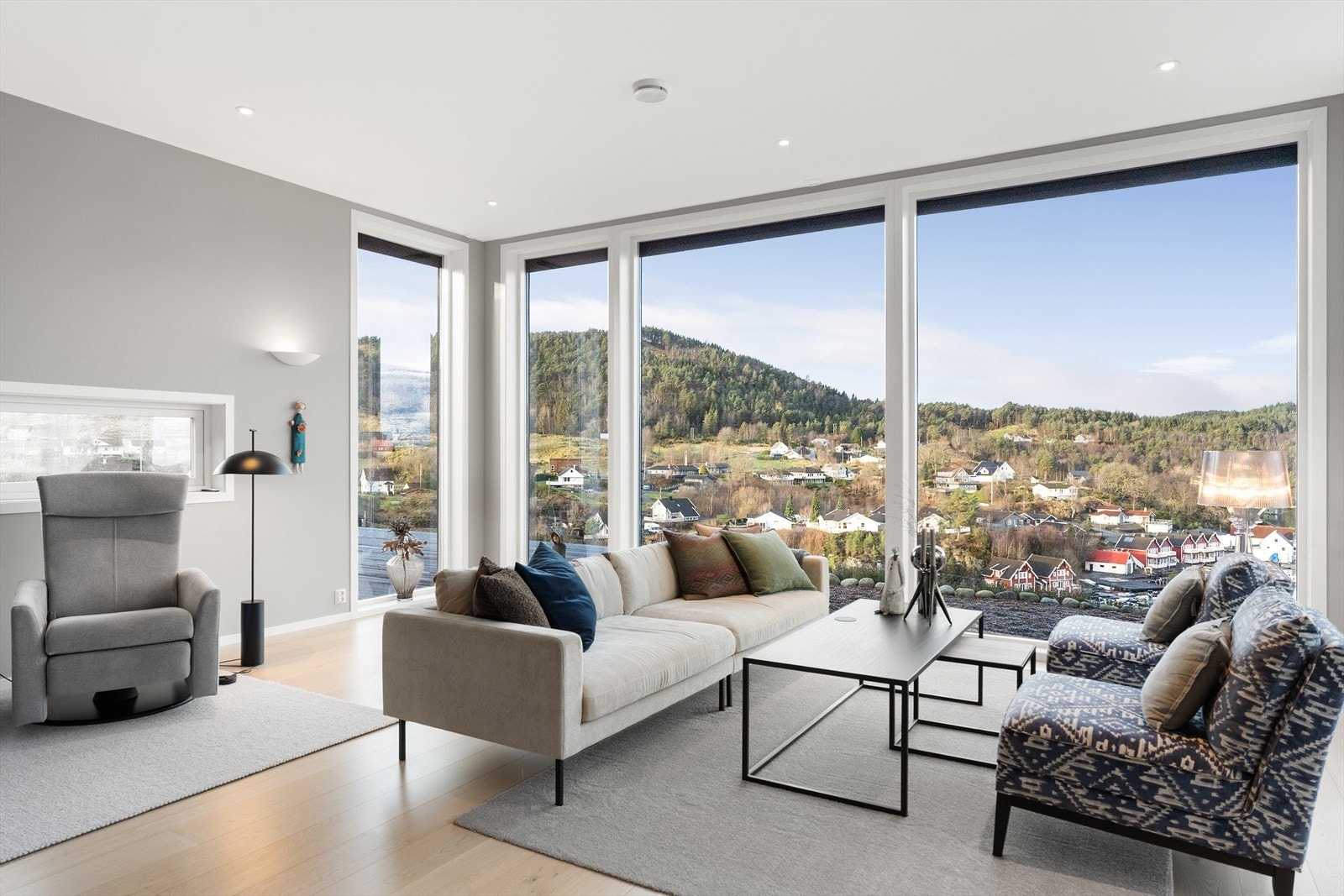 Boligen er oppført i 2017 og holder en gjennomgående høy standard - her kan du flytte rett inn! Galleribilde