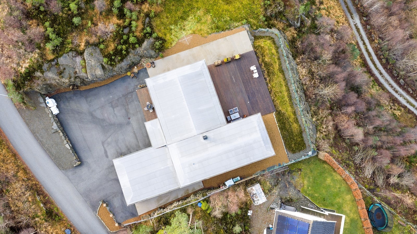 Eiendommen har en lettstelt og pent opparbeidet tomt på 1 122,10 kvm Galleribilde