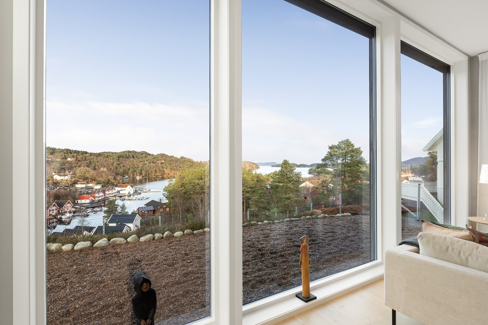 De store vinduene sørger for masse naturlig lysinnslipp - vinduene i stuen/tv-stuen og på soverom mot vest er også utstyrt med soldempet glass Galleribilde