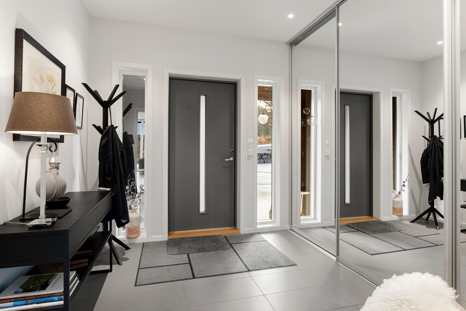 En lys og romslig hall ønsker deg velkommen inn i boligen Galleribilde