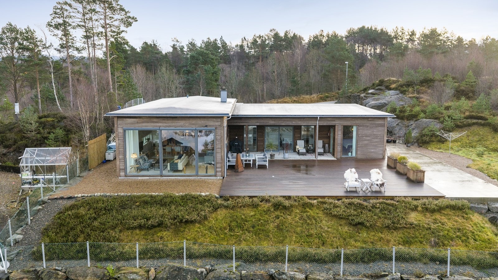 Trodlahaugvegen 28 er en moderne og gjennomført bolig på ett plan - en bolig som passer ypperlig for alle aldersgrupper! Galleribilde