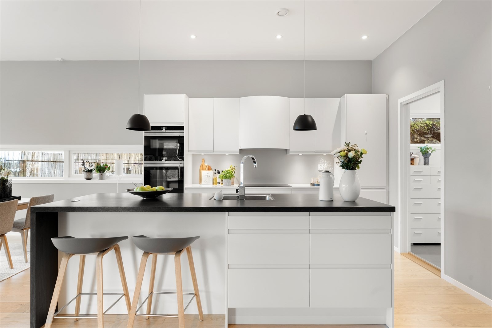 Kjøkkenet har slette fronter og laminat benkeplate Galleribilde