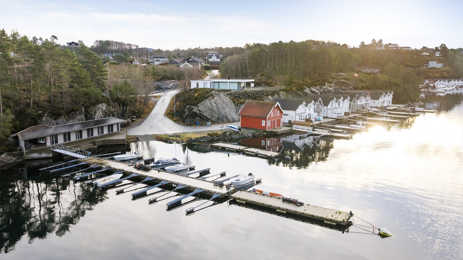 Det er kort avstand til båthavn hvor det medfølger en egen båtplass Galleribilde